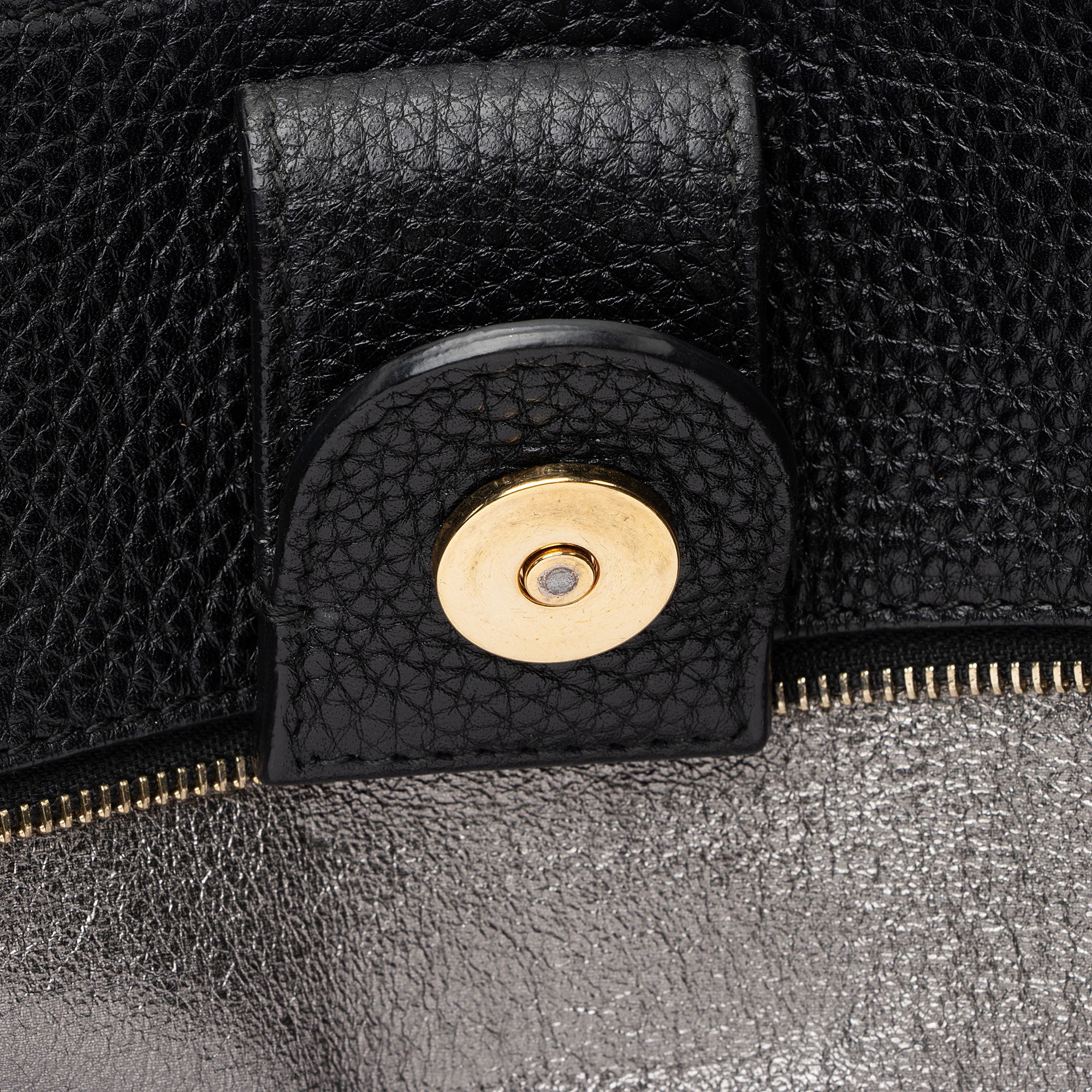 Salvatore Ferragamo Leather Nencia Tote (SHF-8FNEBa)