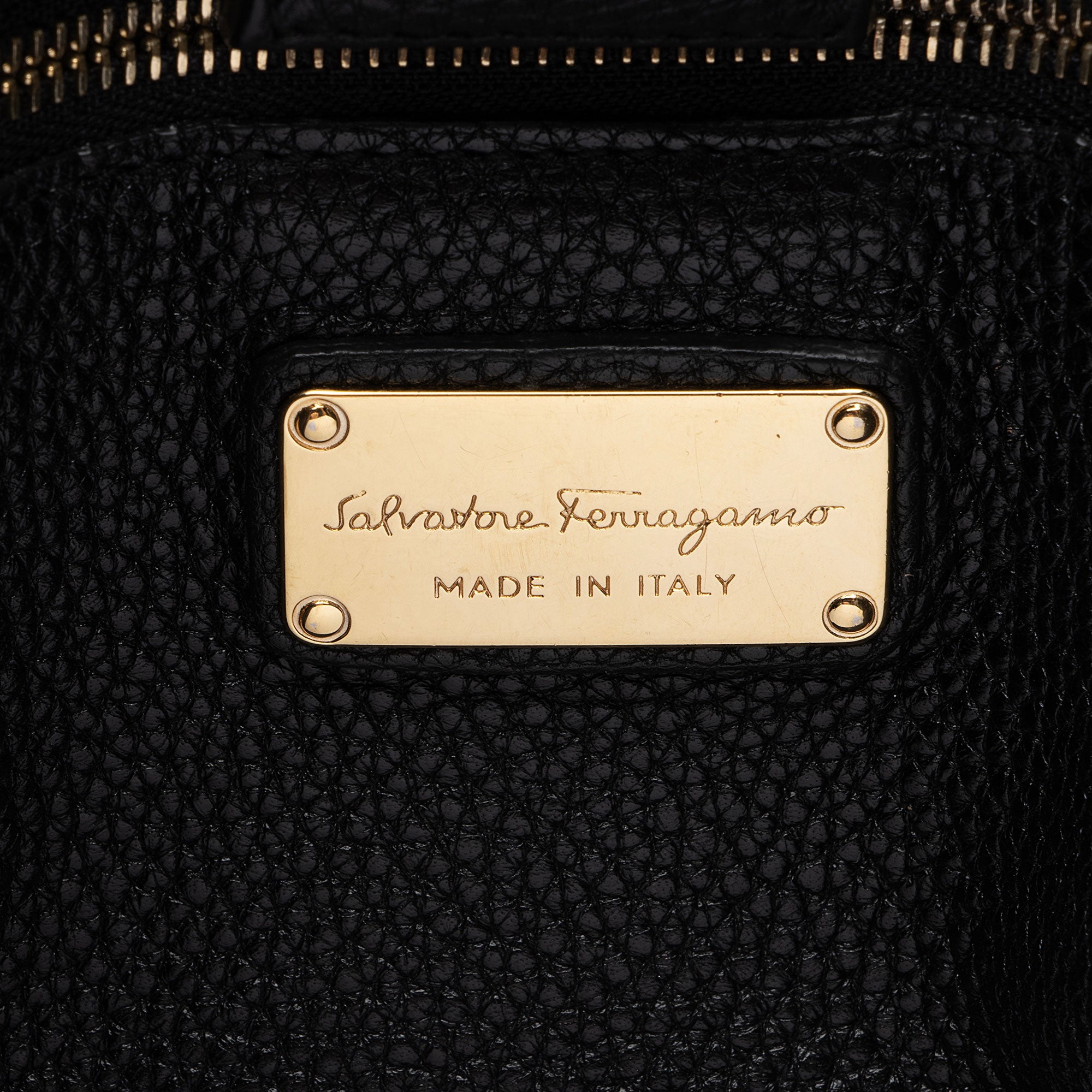 Salvatore Ferragamo Leather Nencia Tote (SHF-8FNEBa)