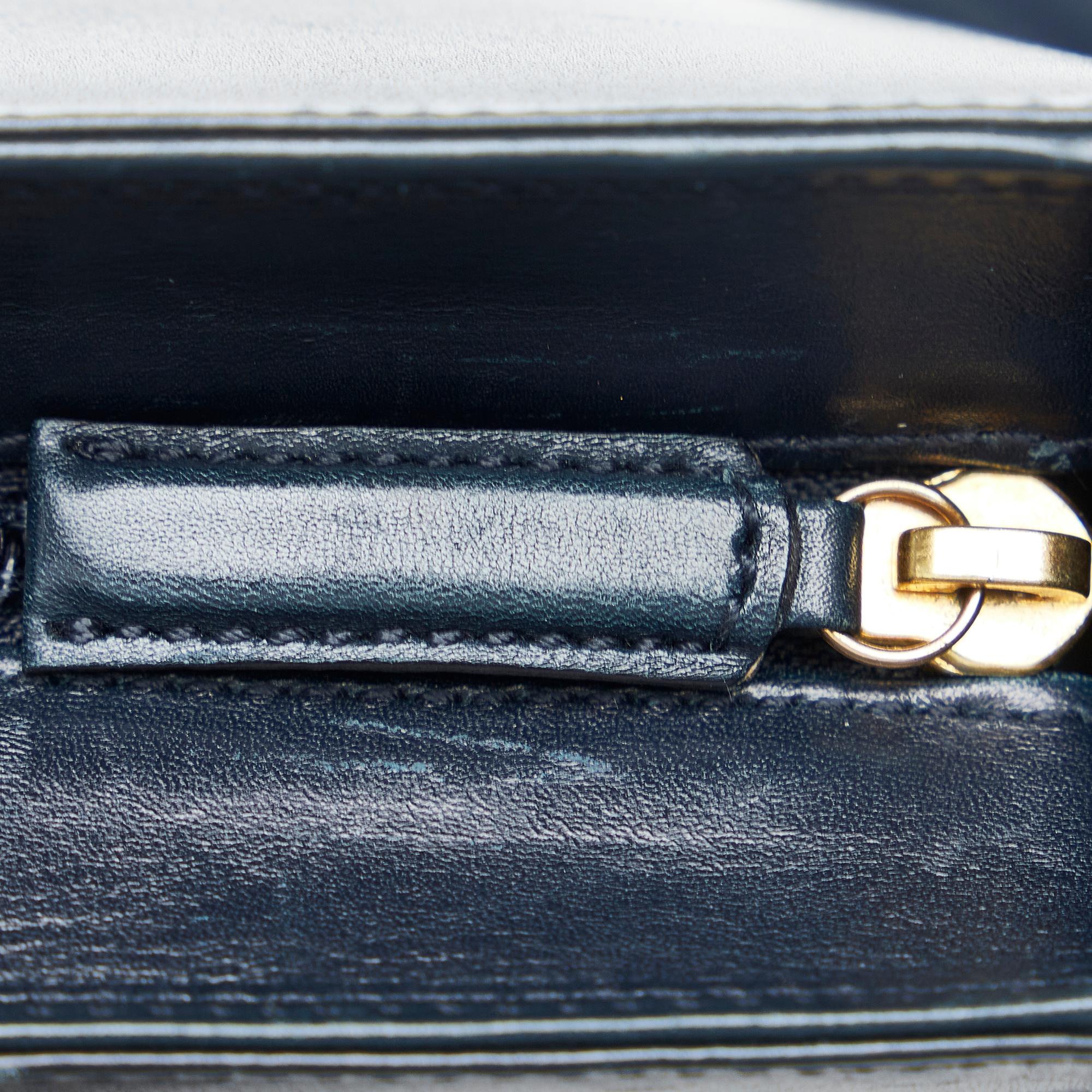 Salvatore Ferragamo Leather Shoulder Bag (SHG-nK1lGq)