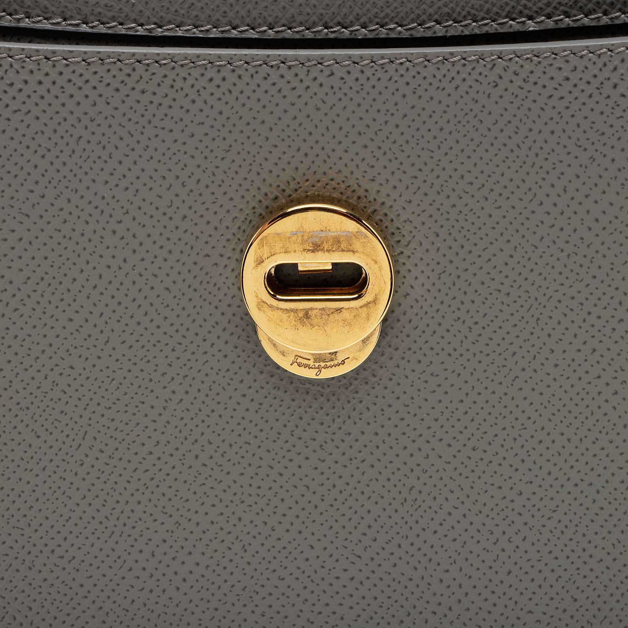 Salvatore Ferragamo Vara Carrie Medium Top Handle (SHF-wjGI4d)