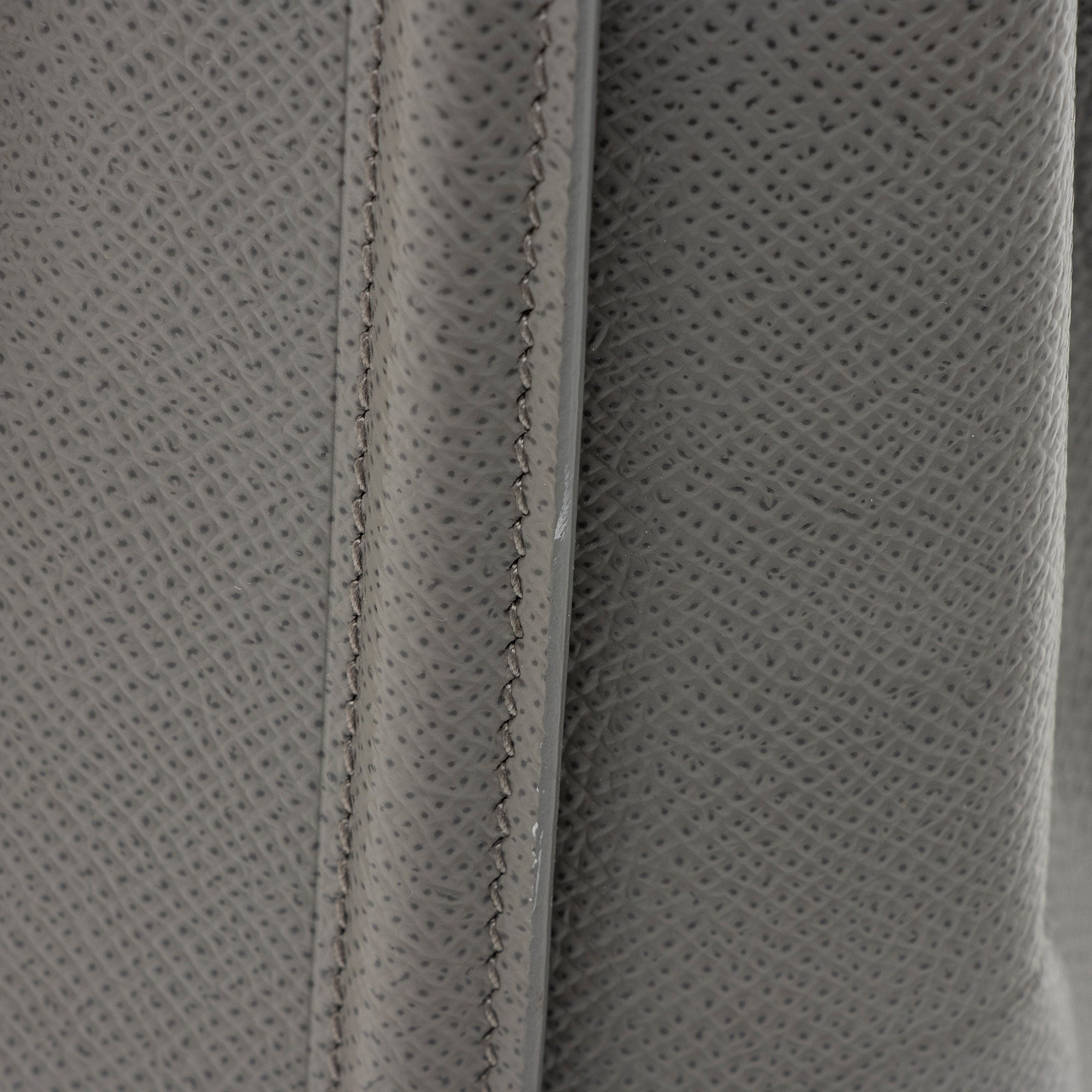 Salvatore Ferragamo Vara Carrie Medium Top Handle (SHF-wjGI4d)