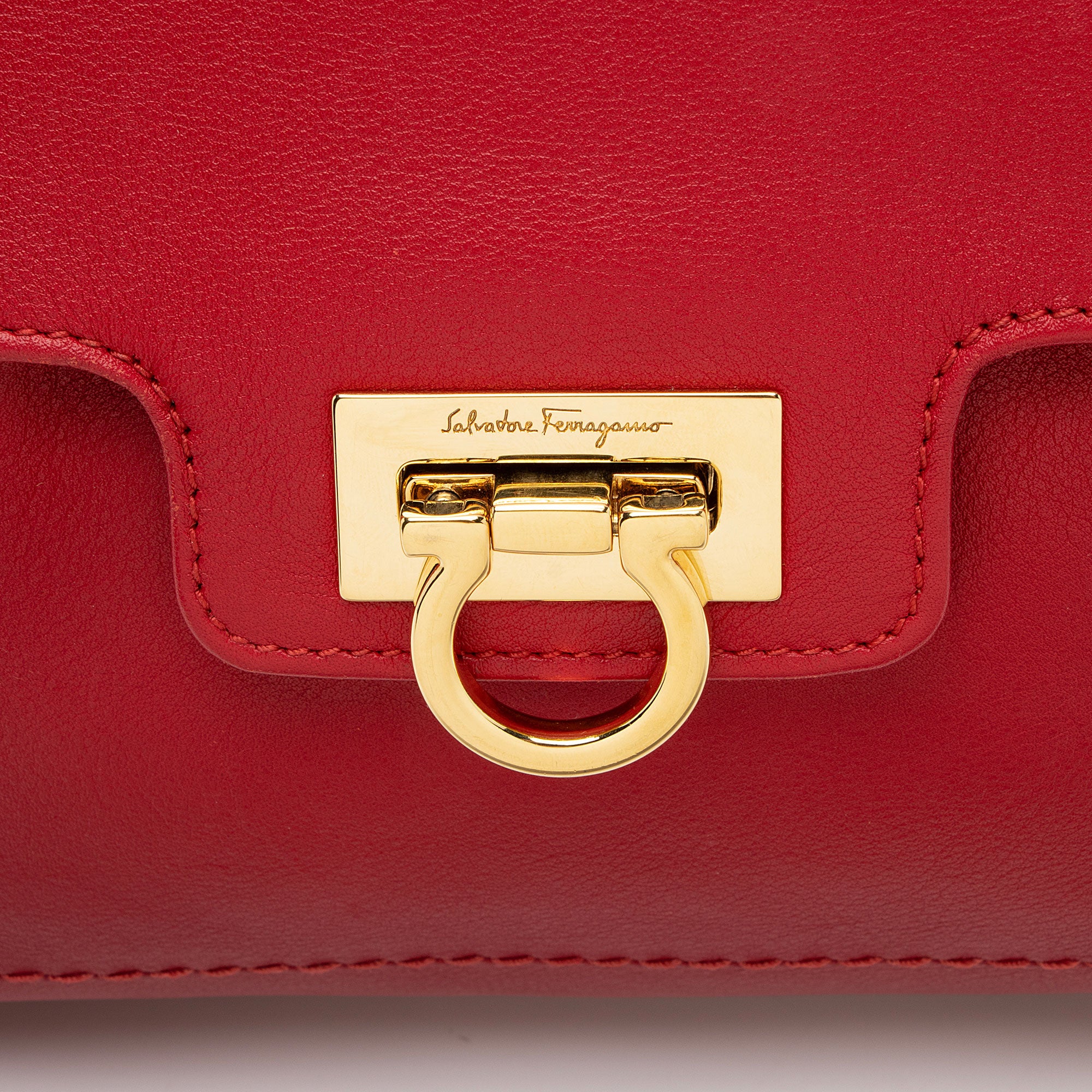 Salvatore Ferragamo Leather W Chain Shoulder Bag (SHF-gH3WOn)