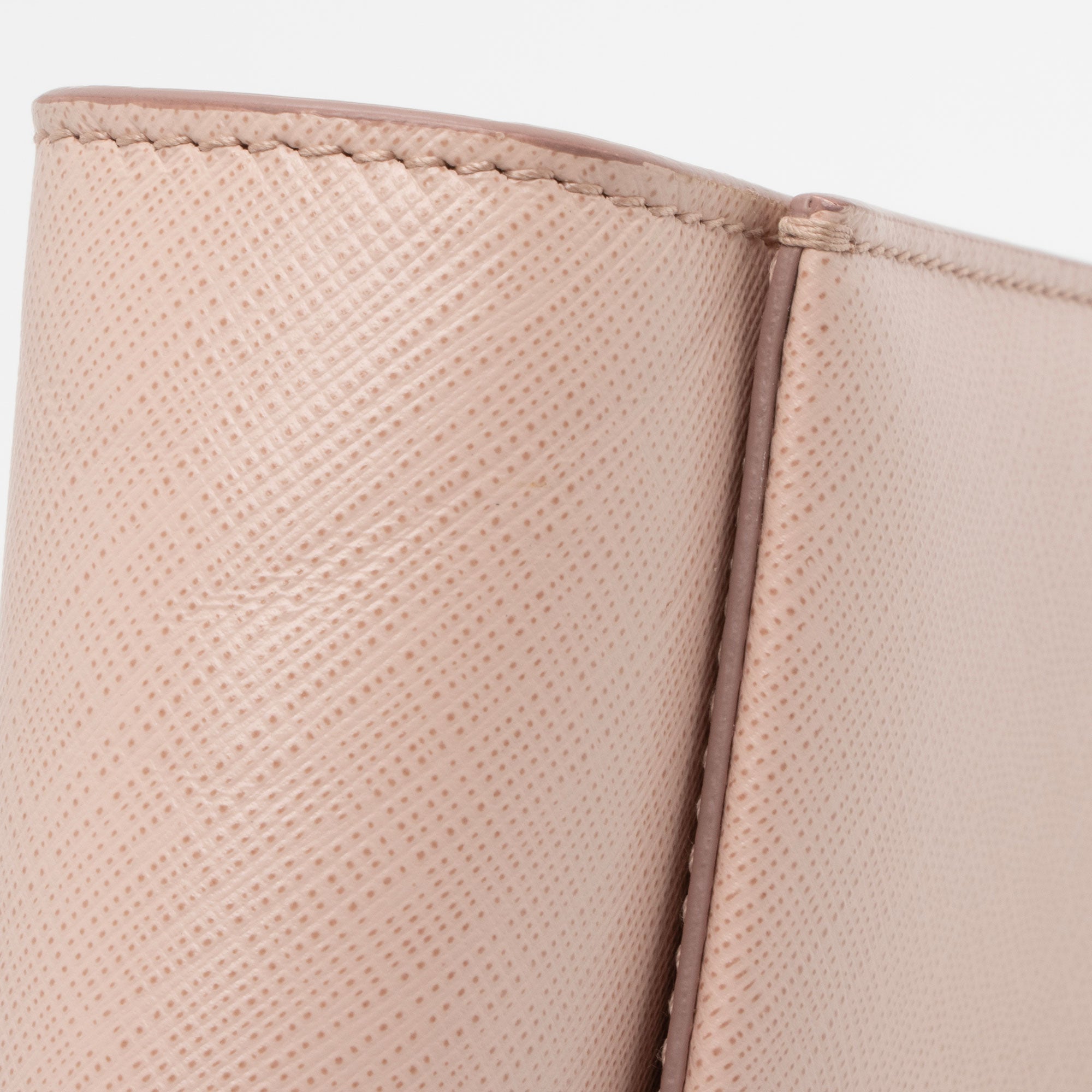 Salvatore Ferragamo Saffiano Miss Vara Mini Shoulder Bag (SHF-hCPEYM)