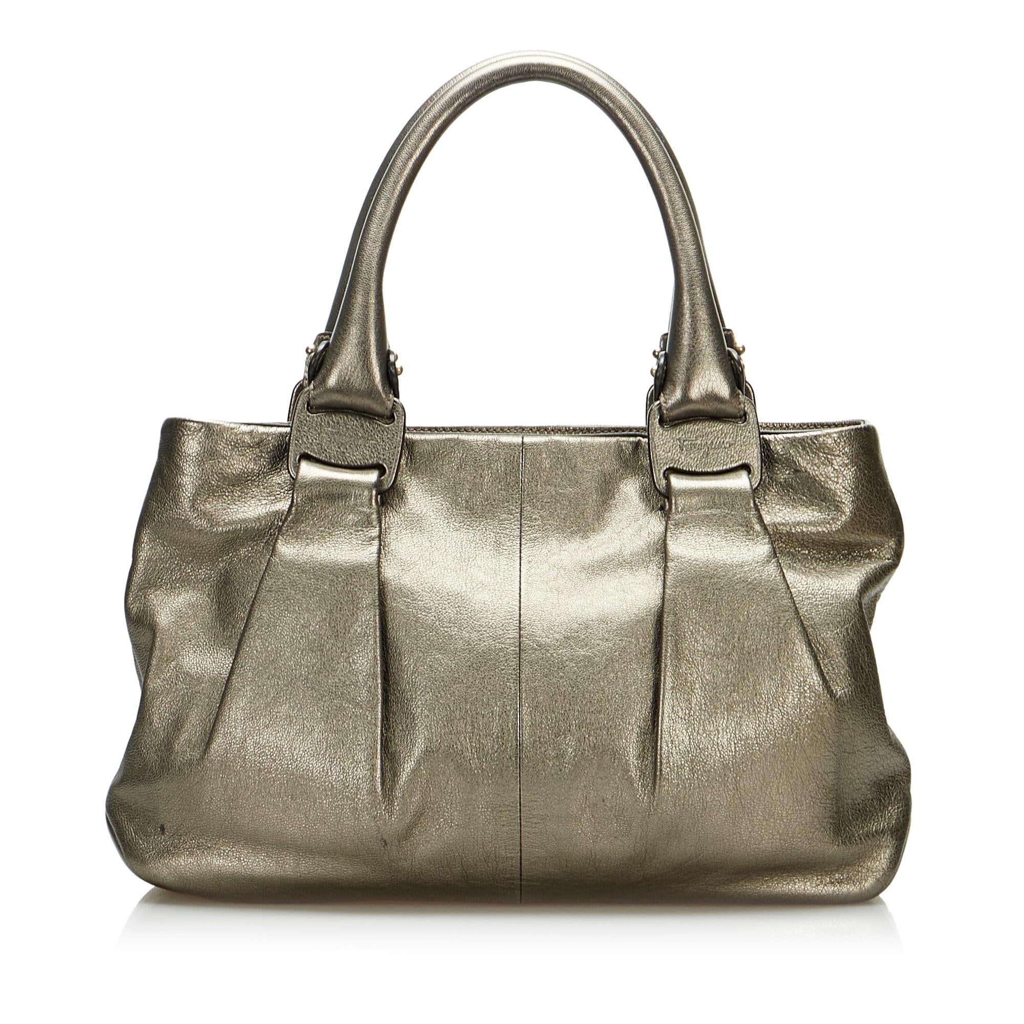 Salvatore Ferragamo Vara Handbag (SHG-1LYSQM)