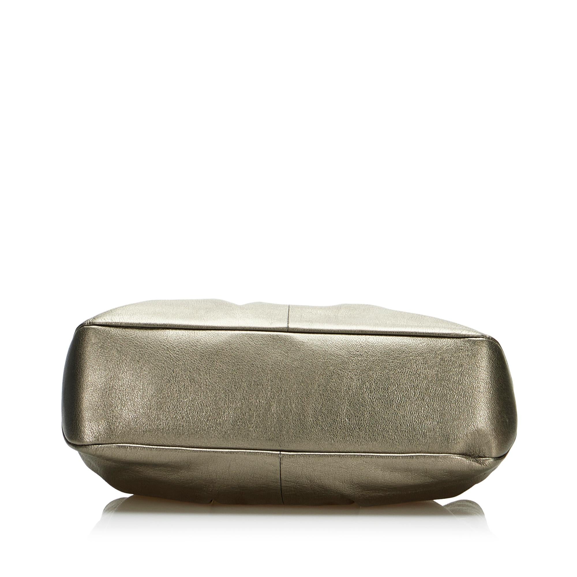 Salvatore Ferragamo Vara Handbag (SHG-1LYSQM)