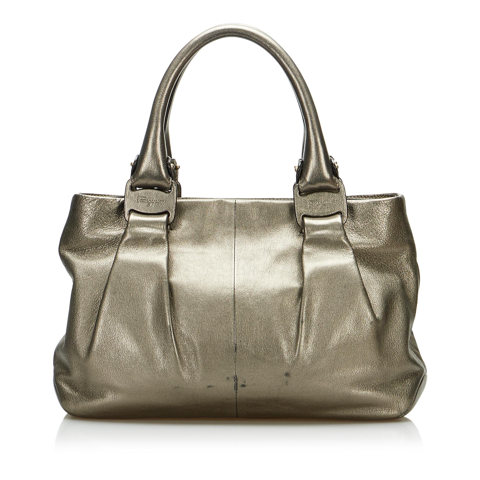 Salvatore Ferragamo Vara Handbag (SHG-1LYSQM)