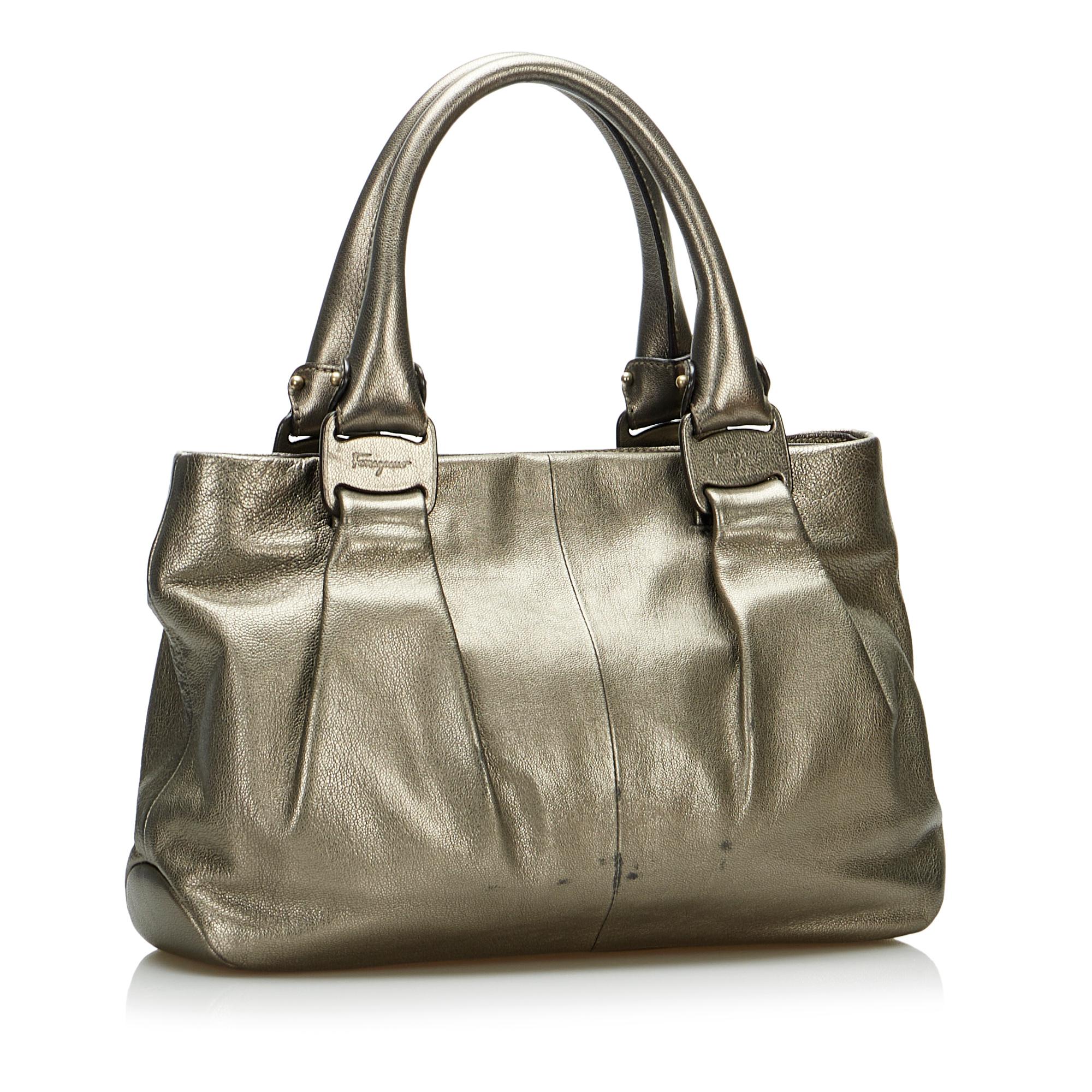 Salvatore Ferragamo Vara Handbag (SHG-1LYSQM)