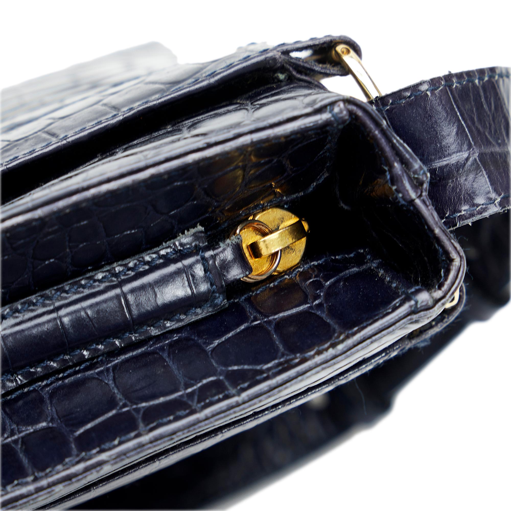 Salvatore Ferragamo Vara Shoulder Bag (SHG-GCxL97)