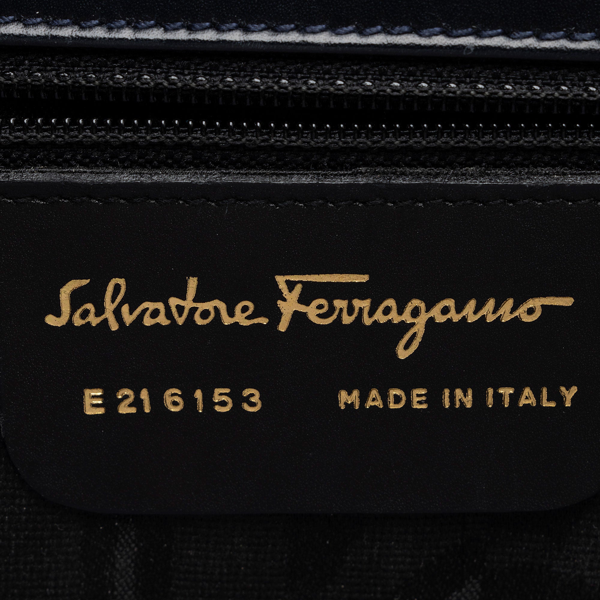 Salvatore Ferragamo Vintage Leather Gancini Small Shoulder Bag (SHF-Mazfq3)
