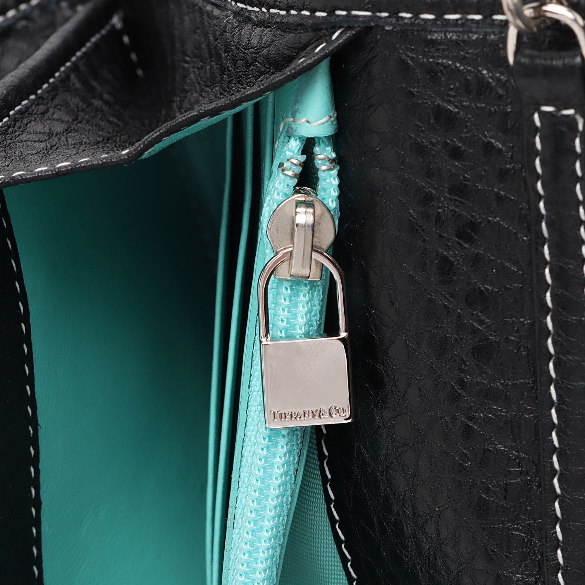 Tiffany & Co. Leather Turnlock Wallet on Chain Bag (SHF-kkN8kO)