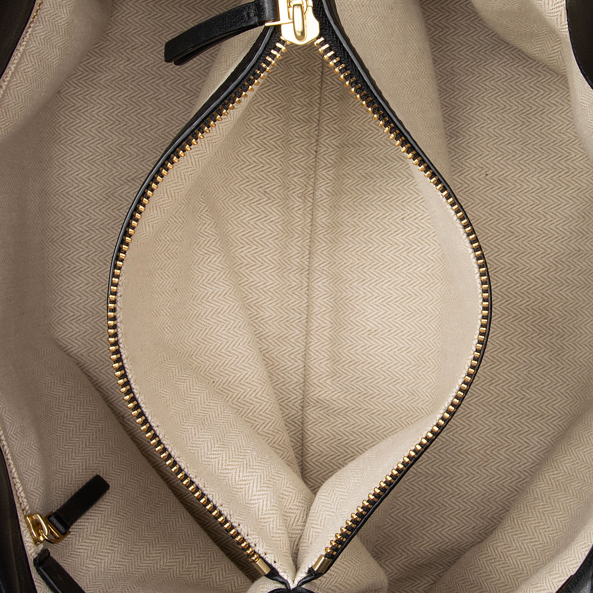 Tory Burch Chevron Leather Kira Tote (SHF-RGxF6t)