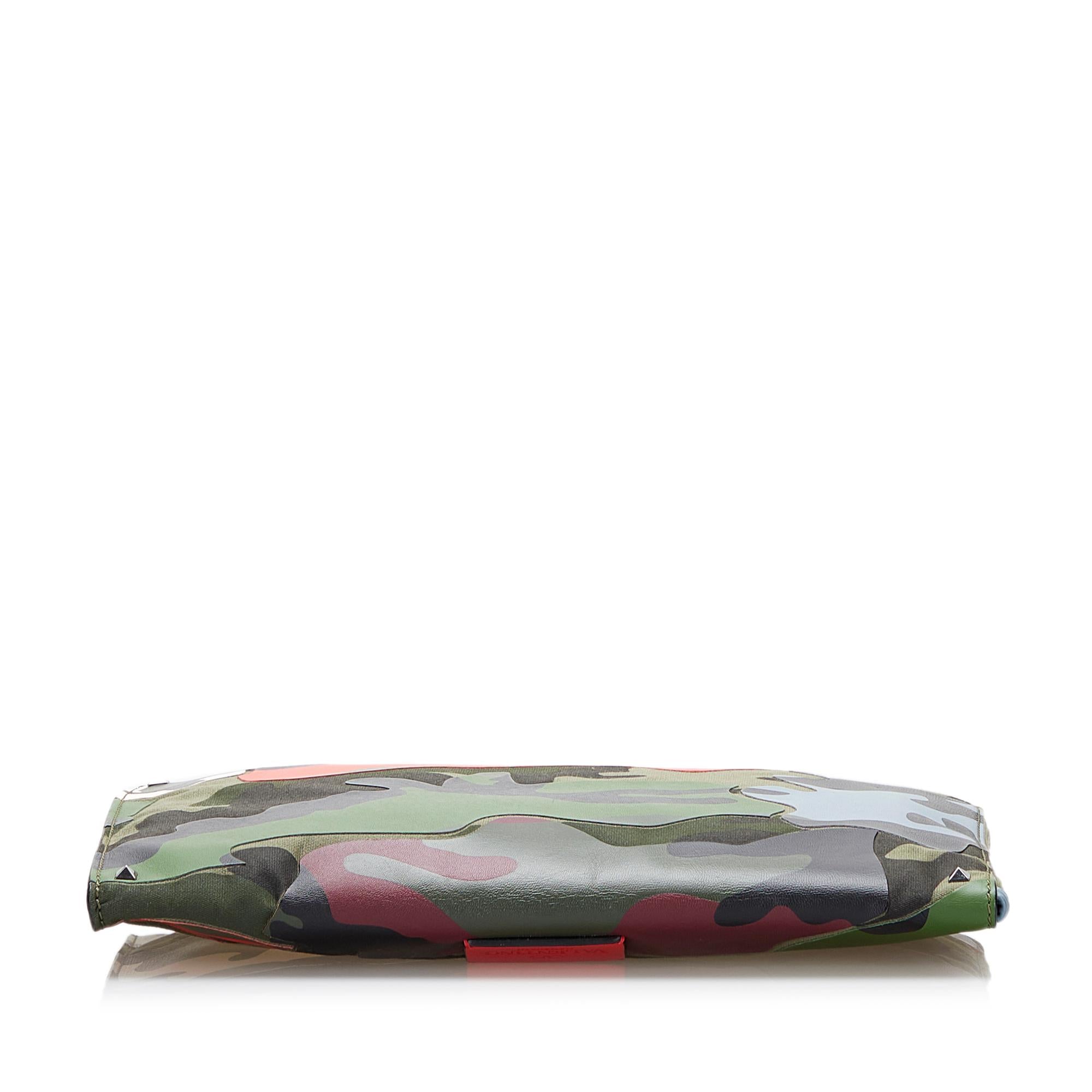 Valentino Camouflage Canvas and Leather Clutch Bag (SHG-RYK6ji)
