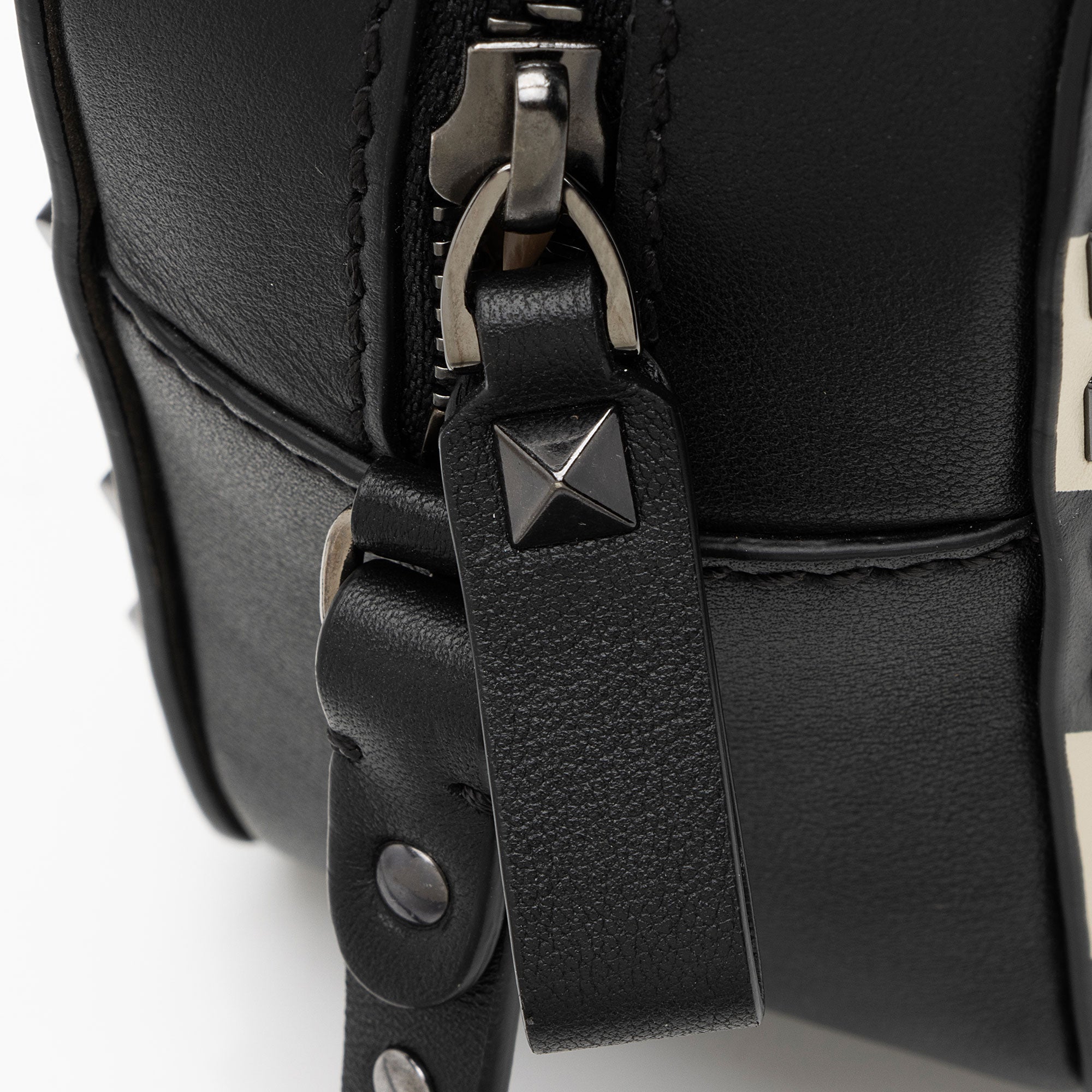 Valentino Chevron Leather Rockstud Camera Bag (SHF-y7DhNQ)