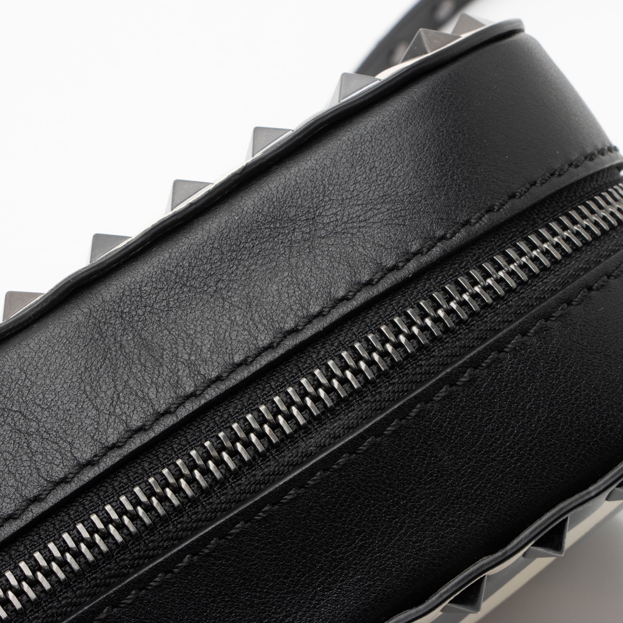 Valentino Chevron Leather Rockstud Camera Bag (SHF-y7DhNQ)