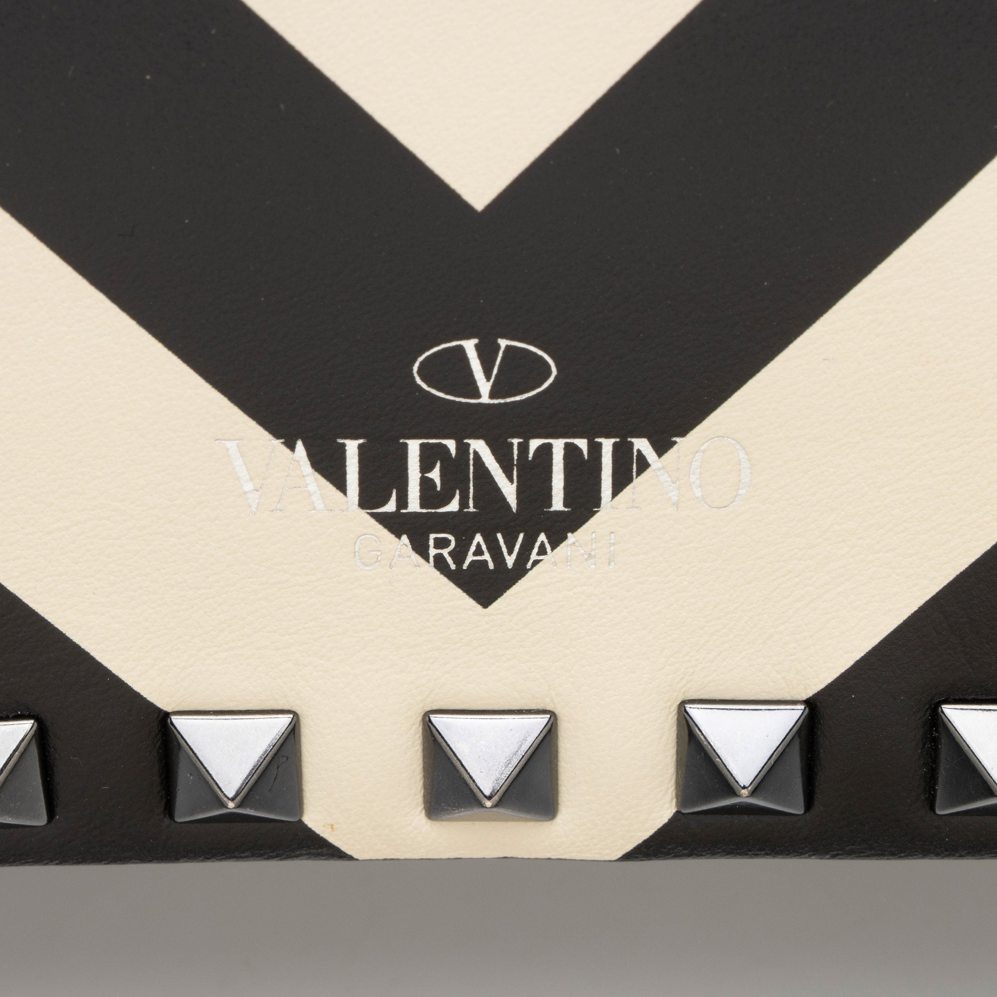 Valentino Chevron Leather Rockstud Camera Bag (SHF-y7DhNQ)