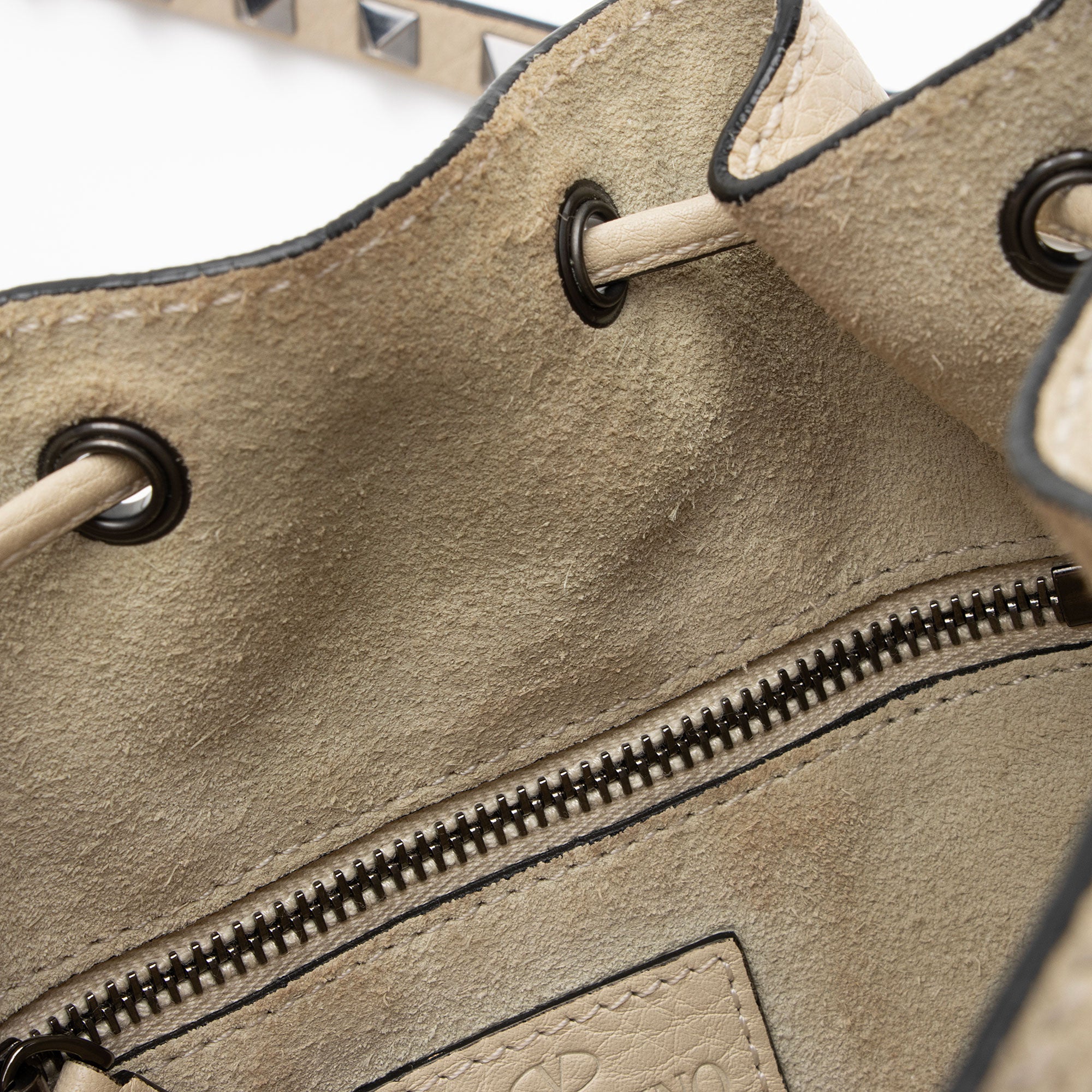 Valentino Grained Calfskin Rockstud Bucket Bag (SHF-p43lFi)
