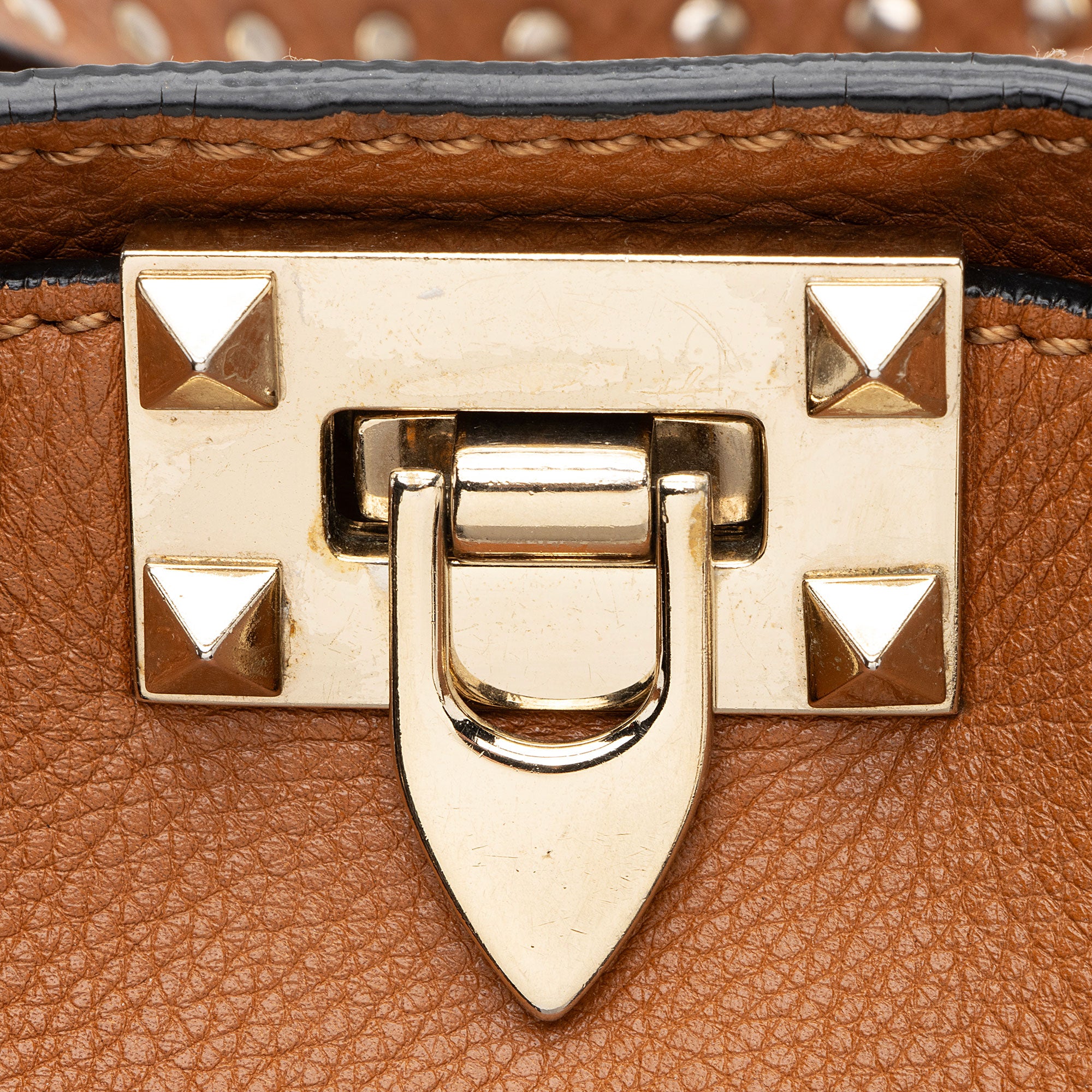 Valentino Grainy Calfskin Rockstud Medium Tote (SHF-7UH6kc)