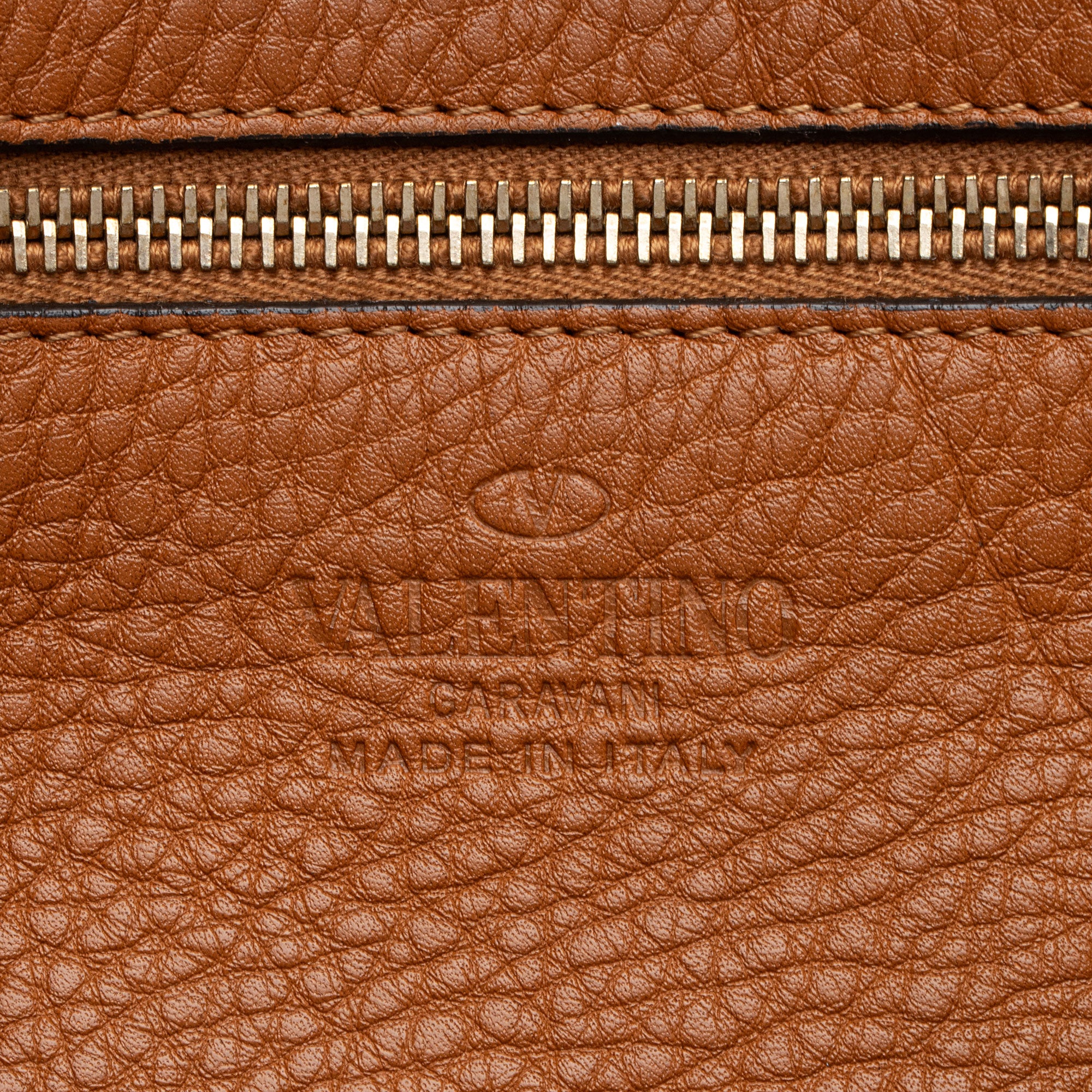 Valentino Grainy Calfskin Rockstud Medium Tote (SHF-7UH6kc)