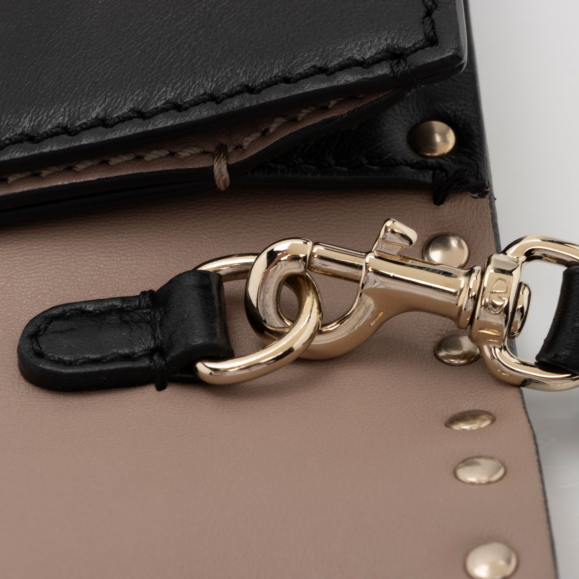Valentino Nappa Leather Rockstud Clutch (SHF-5IeHFc)