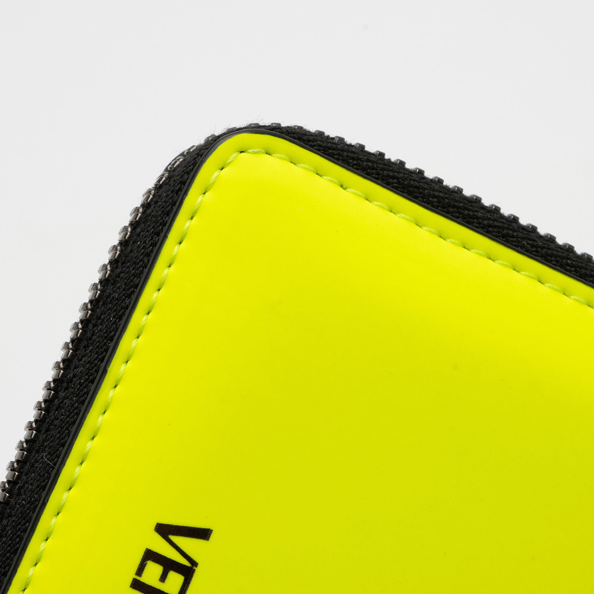 Versace Rubberized Calfskin Medusa Zip Bi-Fold Wallet (SHF-WKnEPa)
