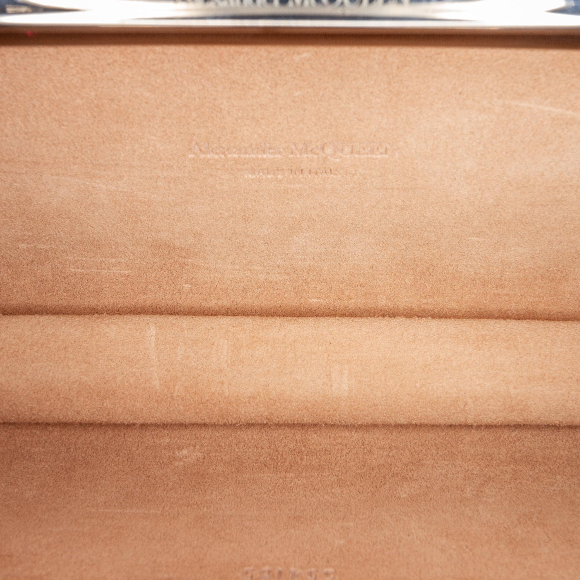 Alexander McQueen Knuckle Leather Clutch Bag (SHG-30586)