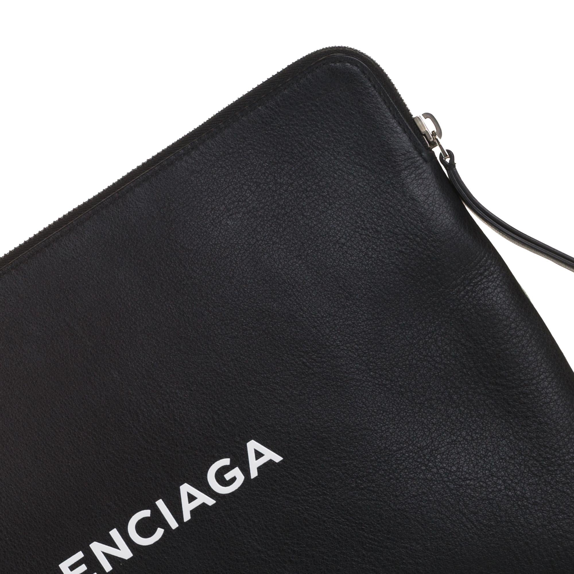 Balenciaga Everyday Logo Clutch (SHG-R17o5t)