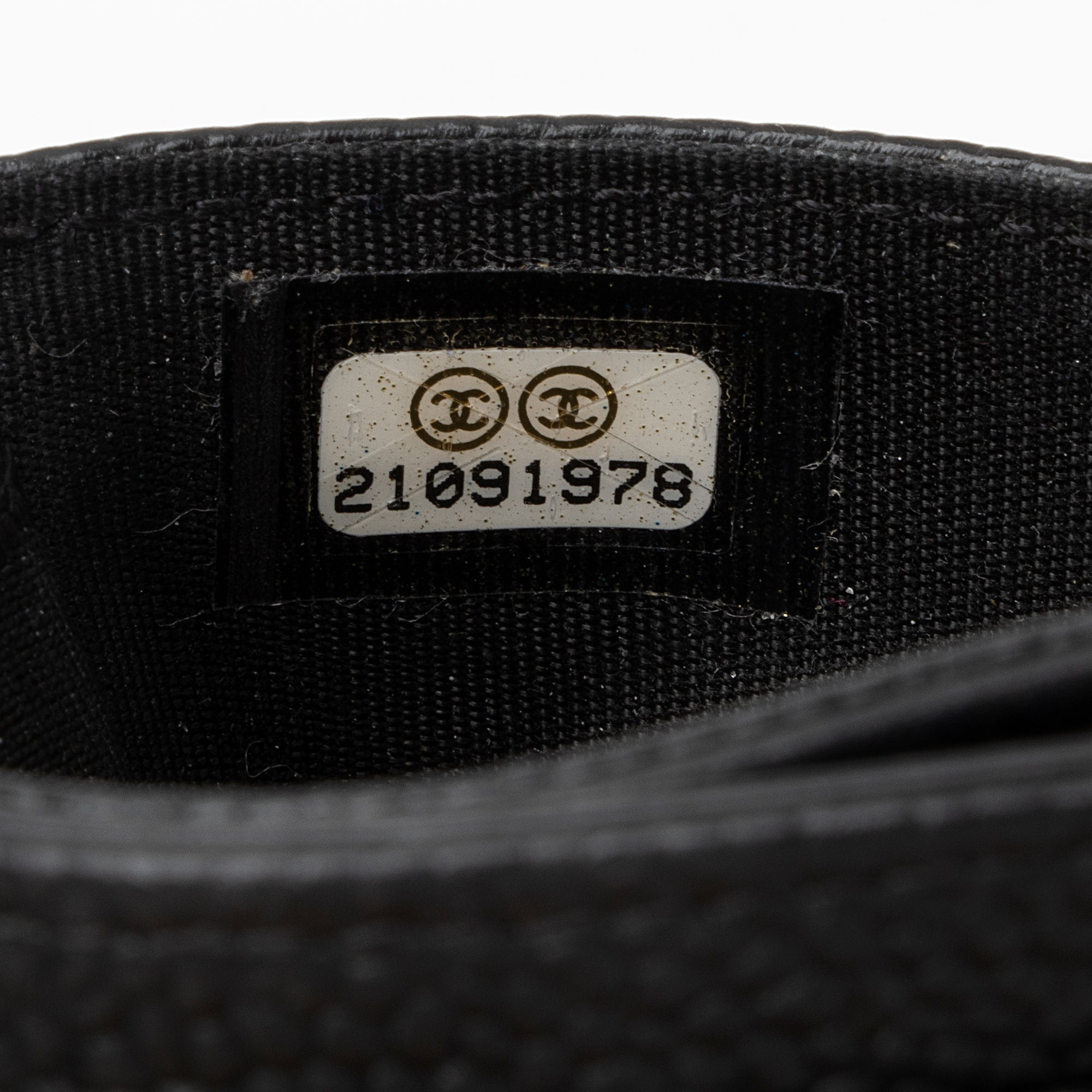 Chanel Caviar Leather Timeless CC Card Holder (SHF-RcPyJg)