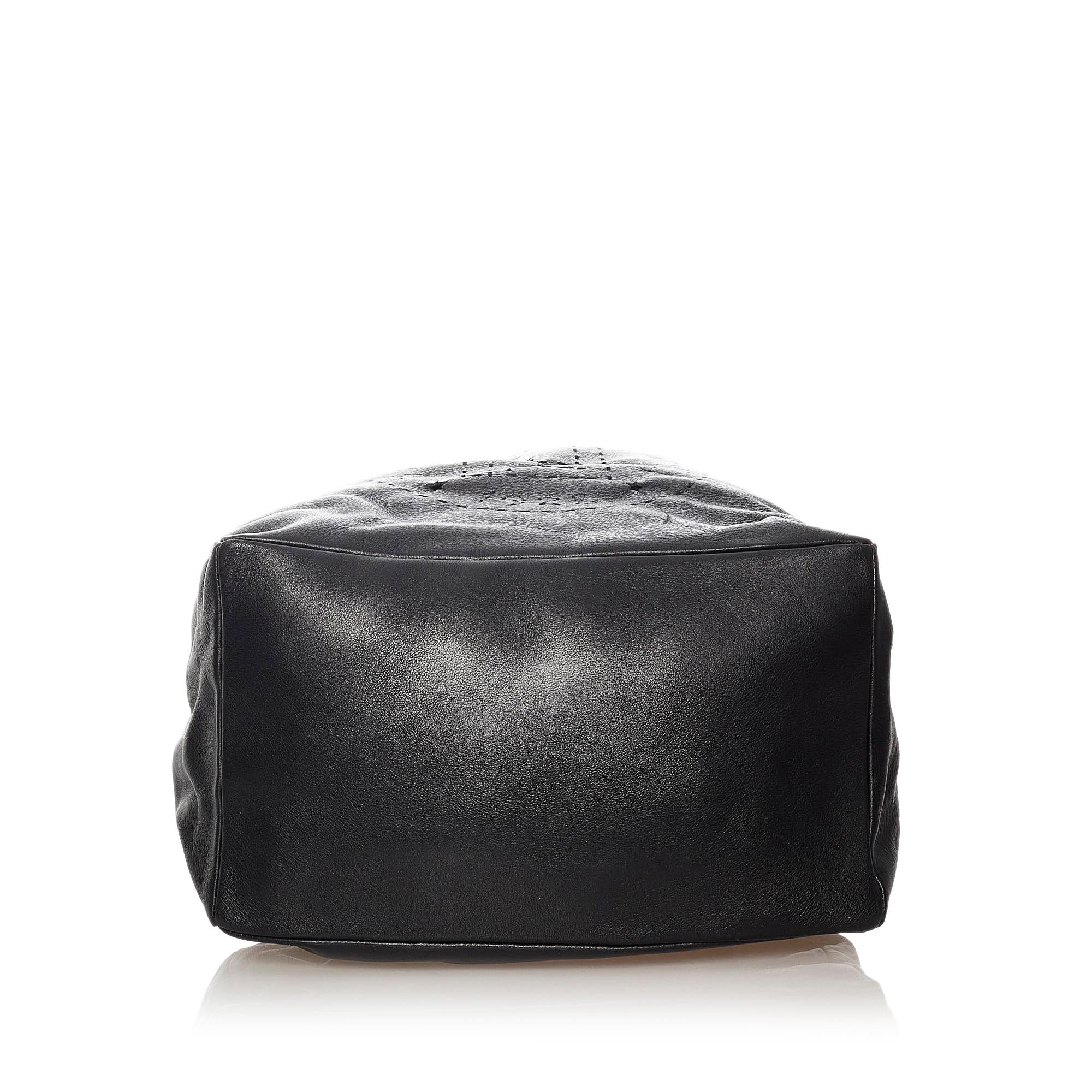 Fendi Leather Bucket Bag (SHG-27821)