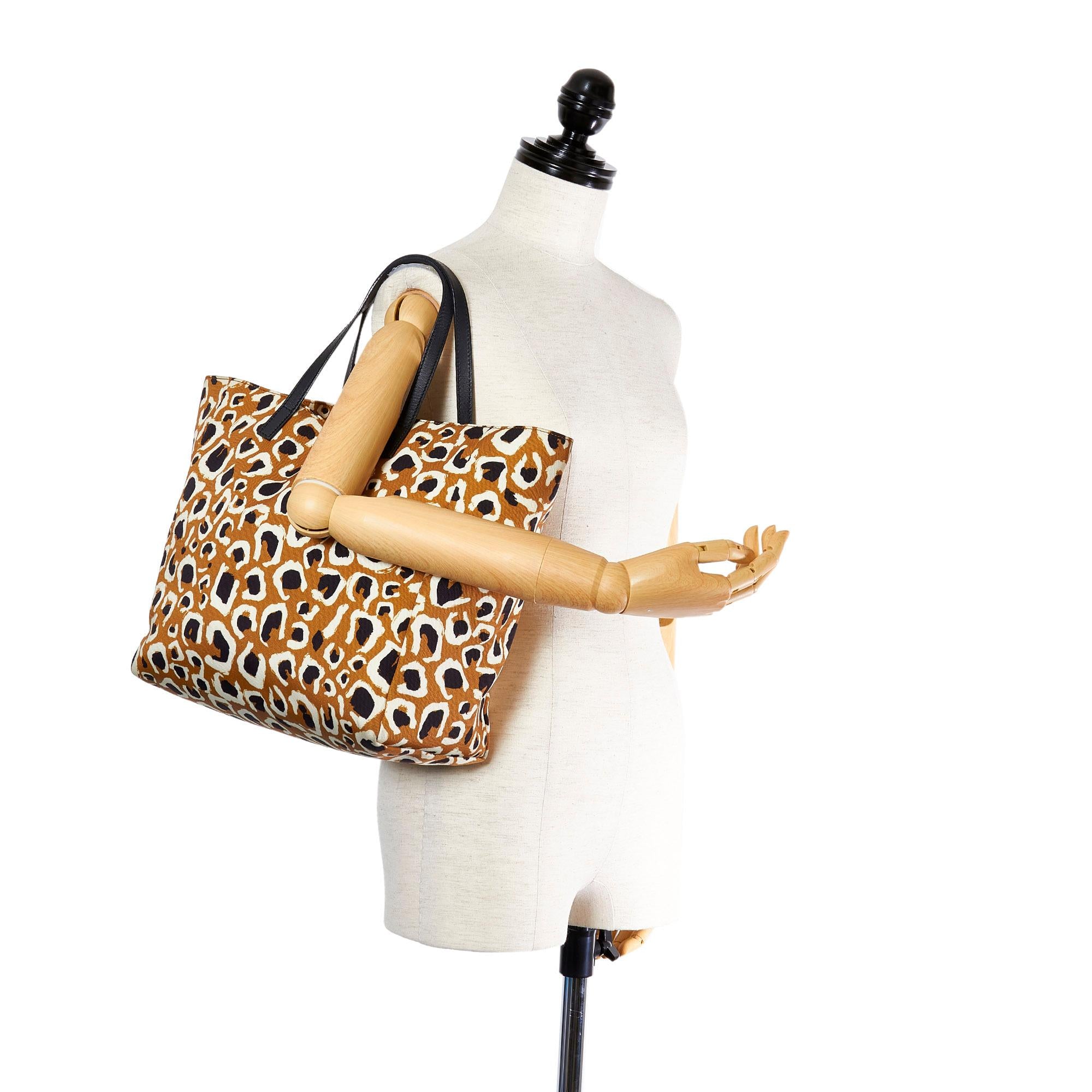 Gucci Leopard Printed Nylon Tote Bag (SHG-37366)