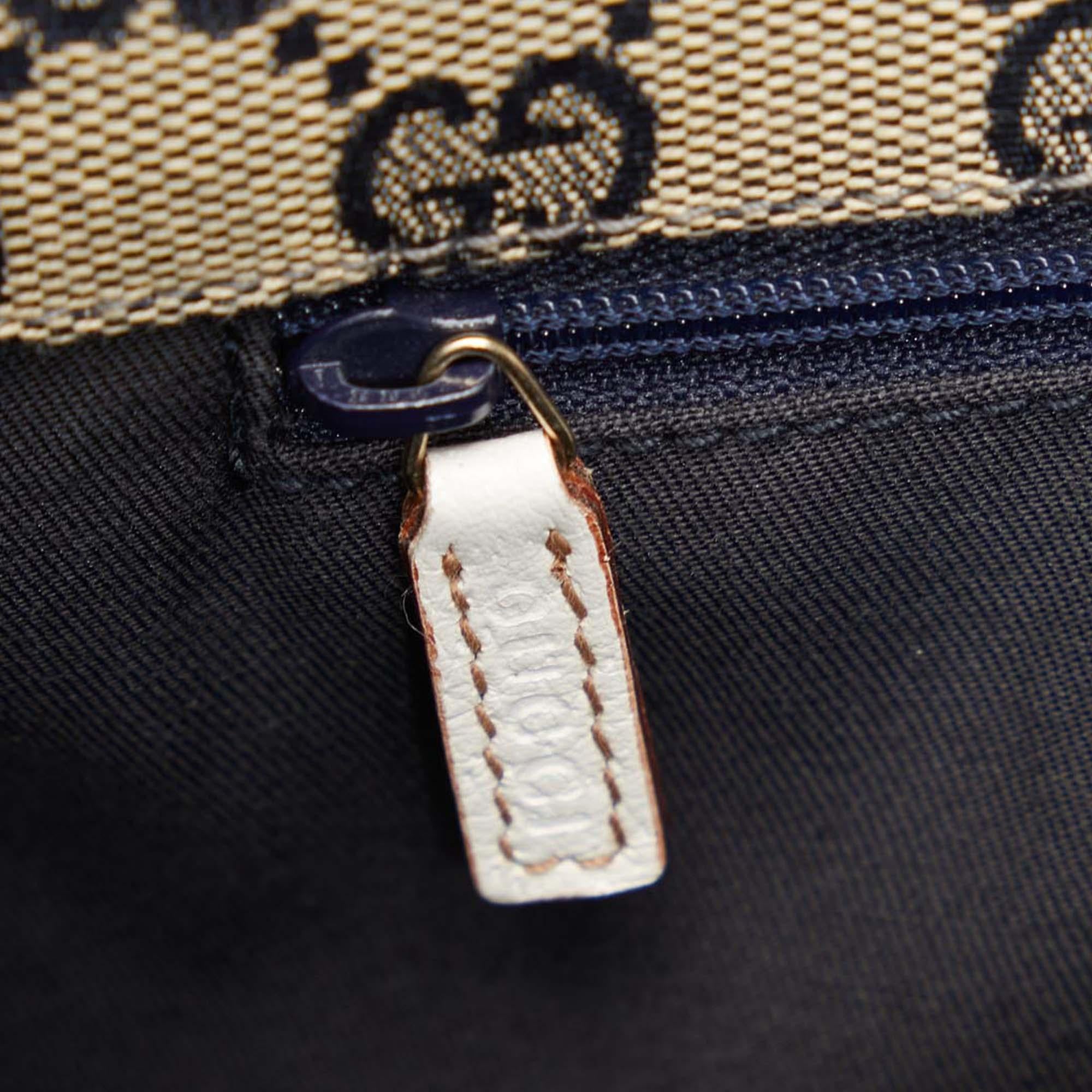 Gucci Pelham Leather Shoulder Bag (SHG-32455)