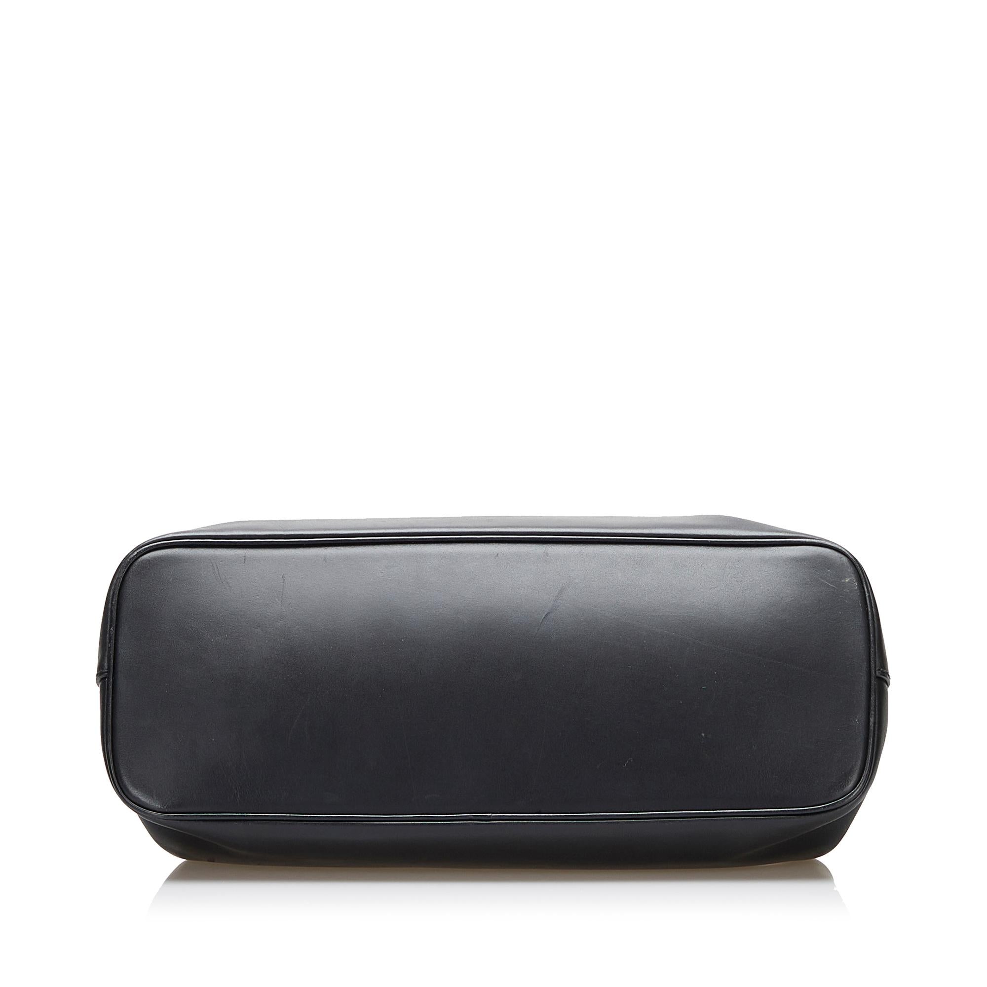 Gucci Wood Hook Closure Leather Handbag (SHG-36643)