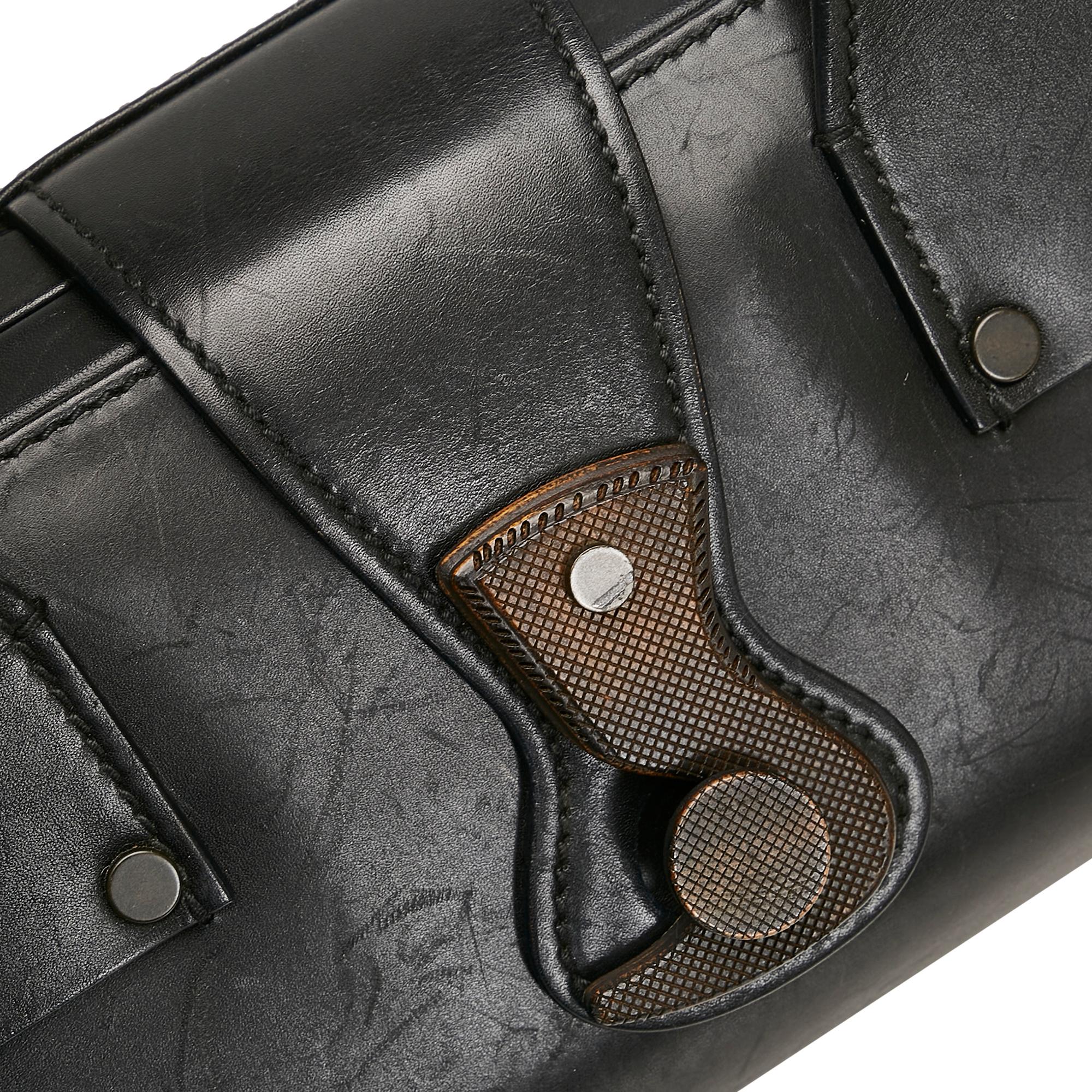 Gucci Wood Hook Closure Leather Handbag (SHG-36643)