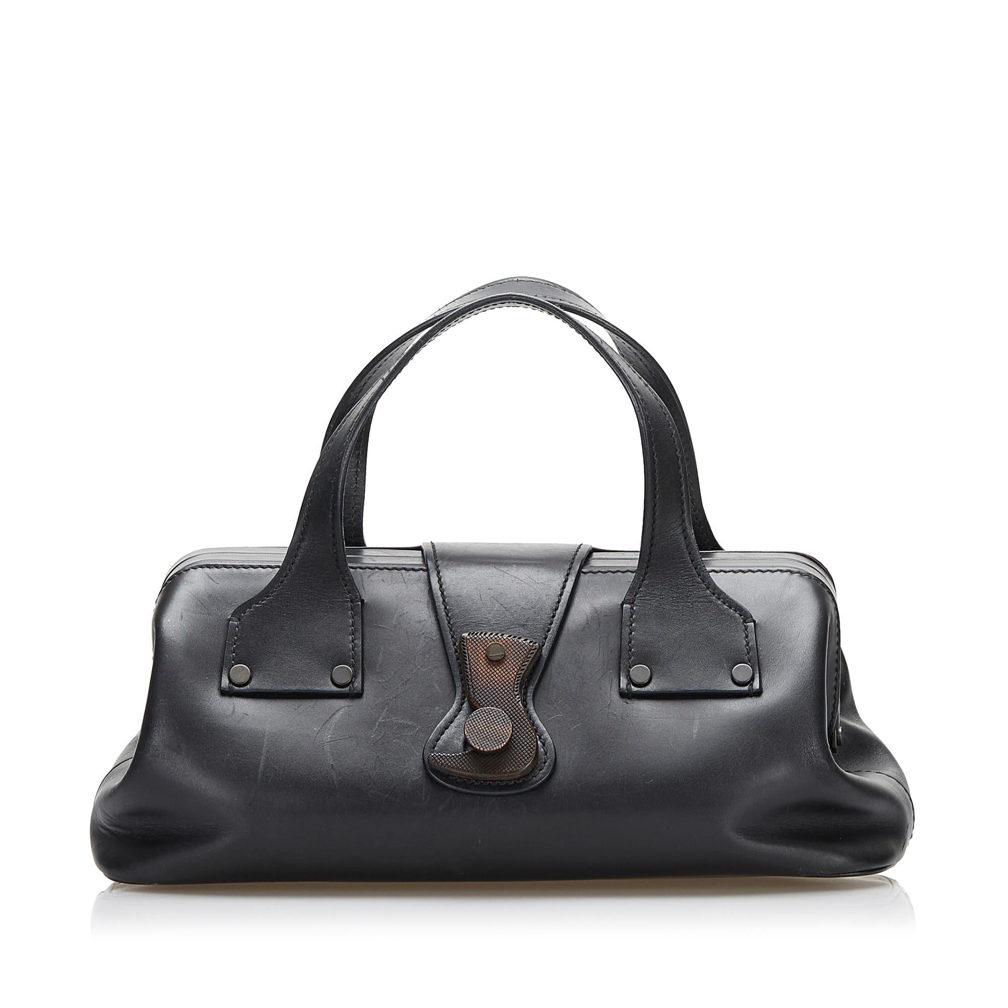 Gucci Wood Hook Closure Leather Handbag (SHG-36643)