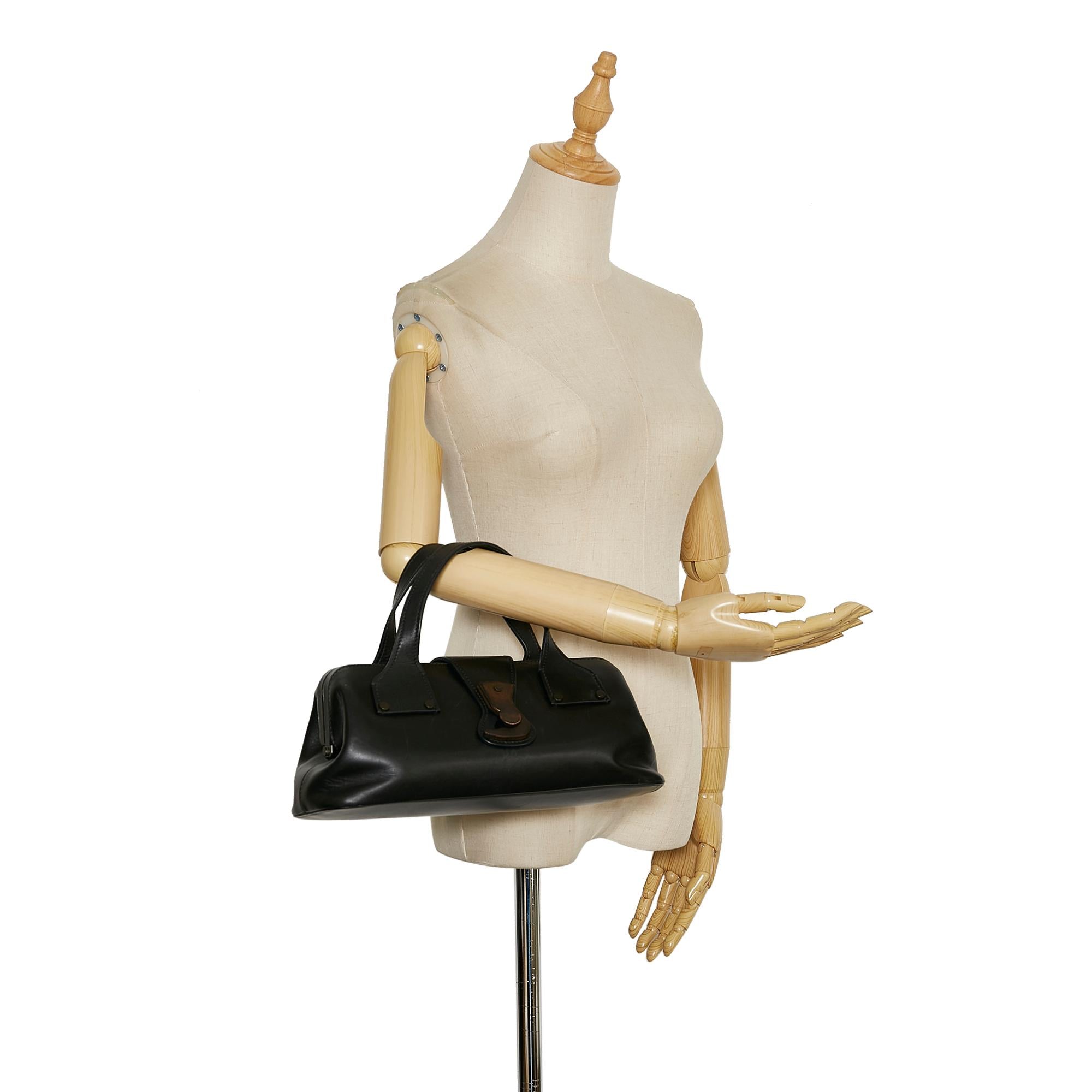 Gucci Wood Hook Closure Leather Handbag (SHG-36643)