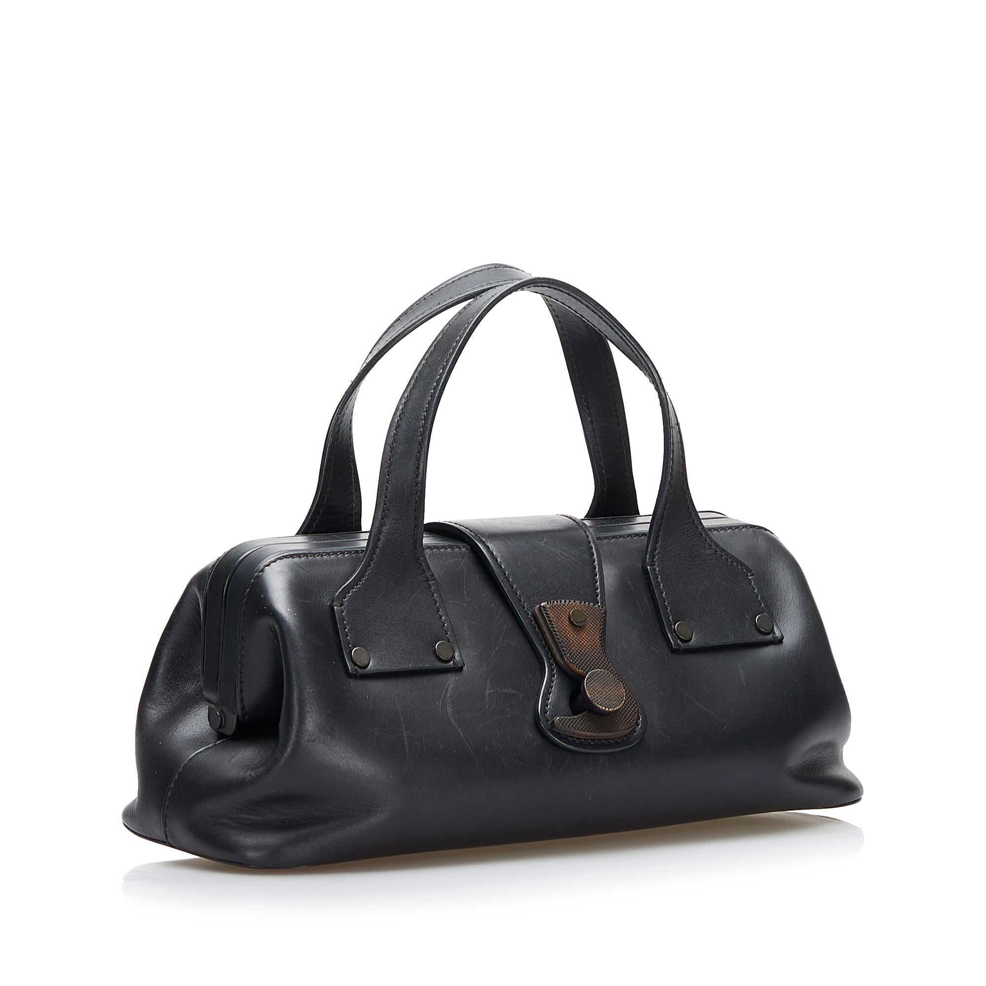 Gucci Wood Hook Closure Leather Handbag (SHG-36643)
