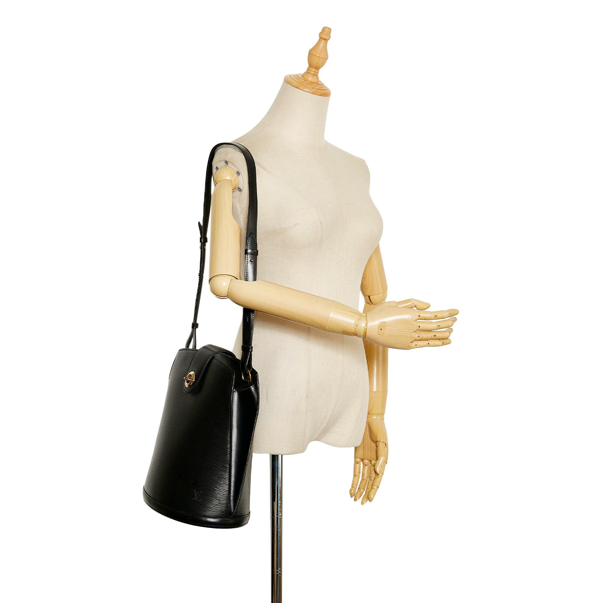 Louis Vuitton Epi Cluny (SHG-36748)