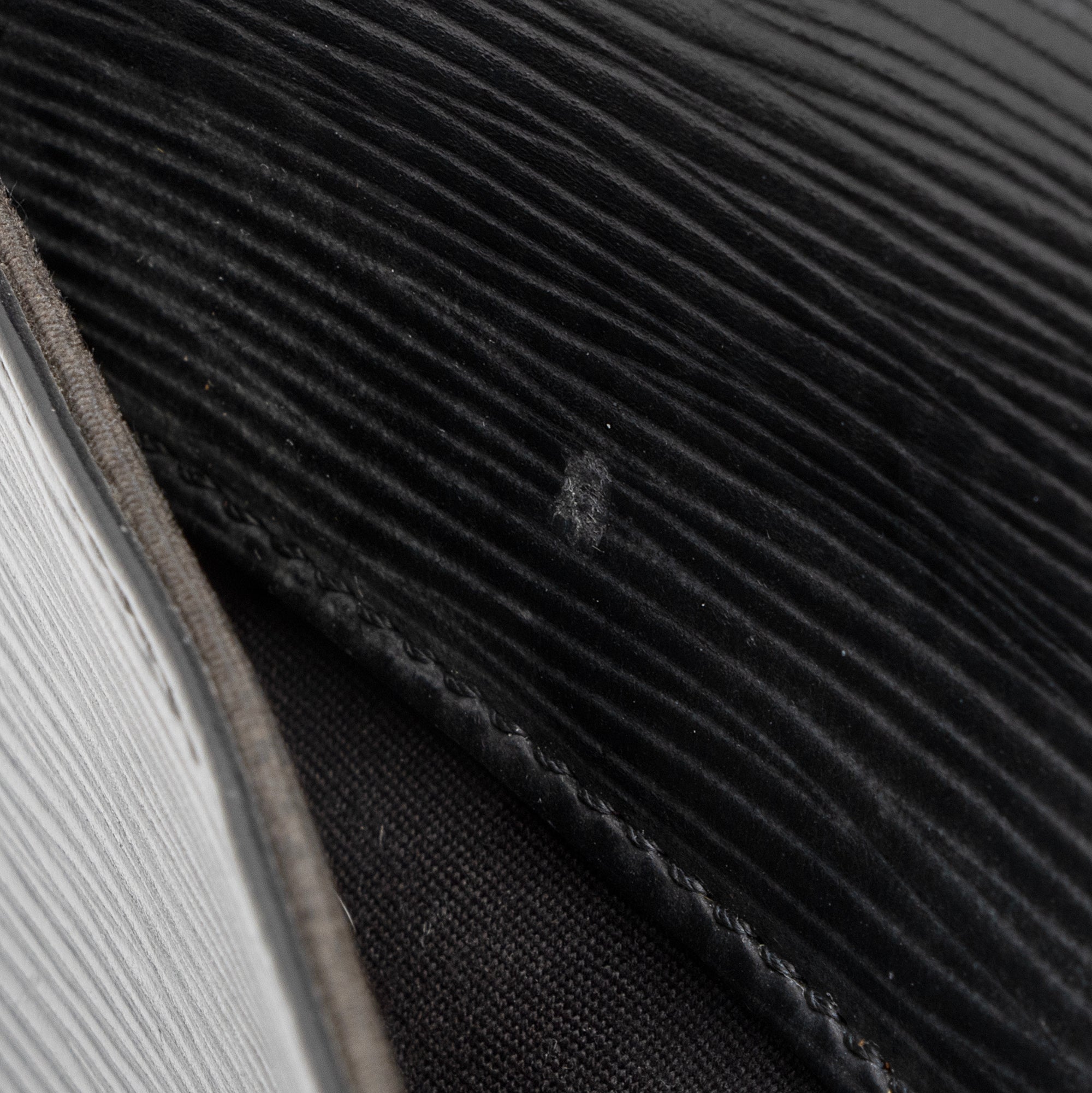 Louis Vuitton Epi Leather Segur PM Satchel (SHF-23074)