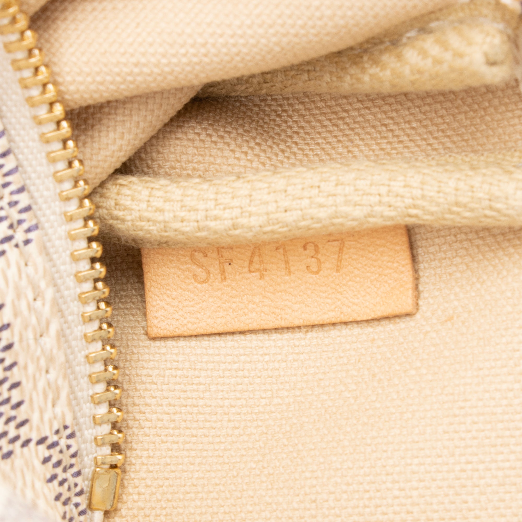 Louis Vuitton Limited Edition Damier Azur Animation Giraffe Mini Pochette Accessoires (SHF-23908)