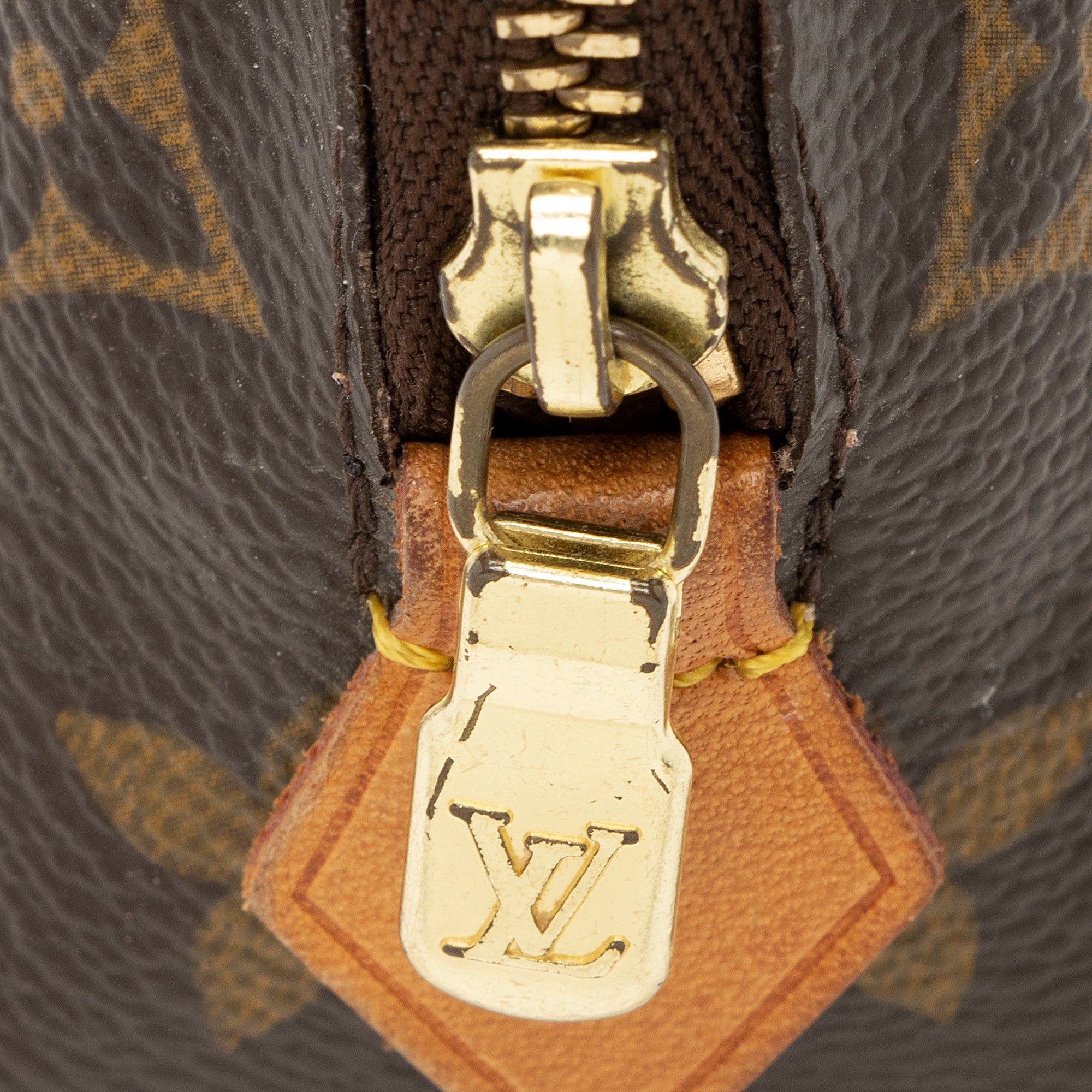 Louis Vuitton Monogram Canvas Cosmetic Pouch (SHF-XFaHpJ)