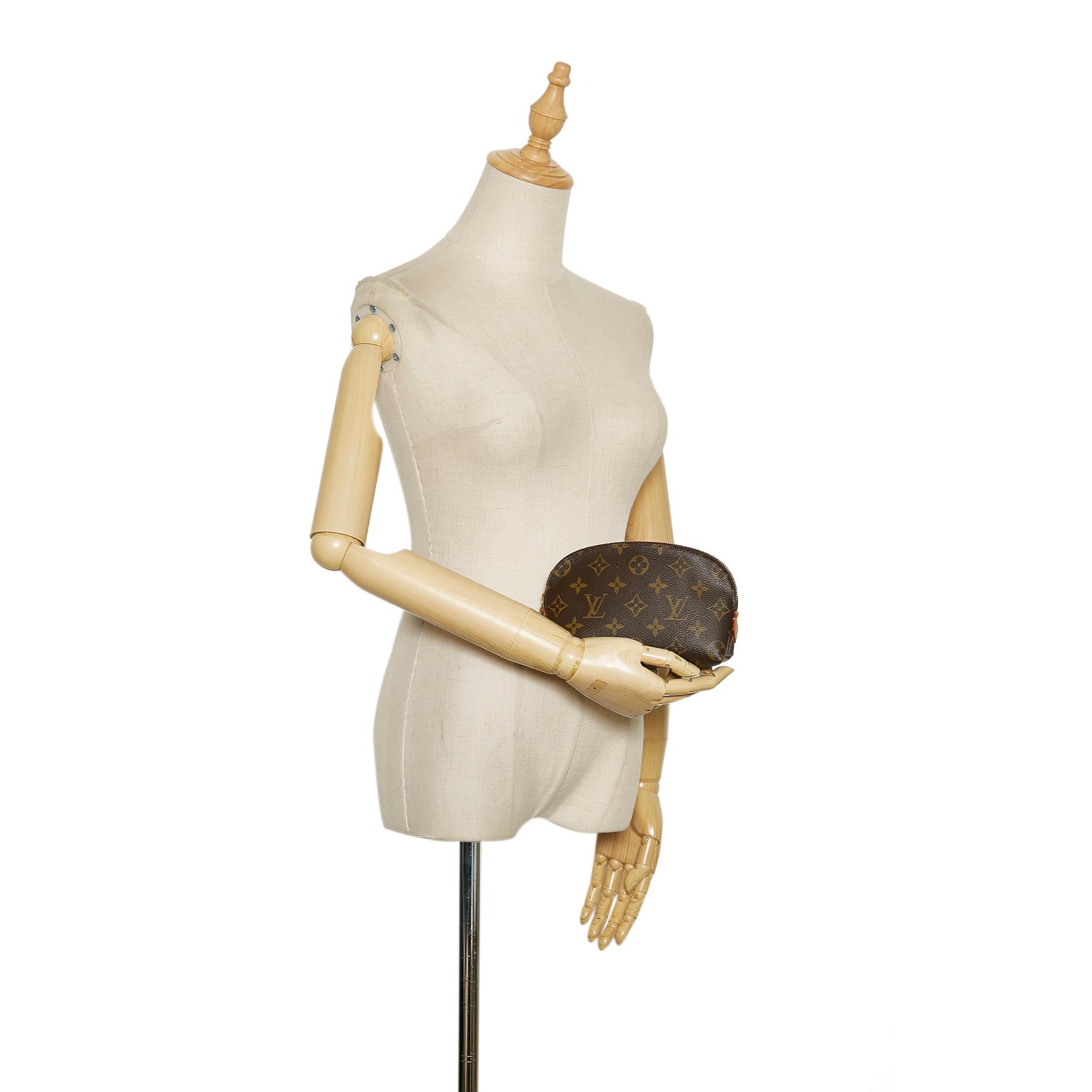 Louis Vuitton Monogram cosmetic pouch (SHG-1y1E0z)