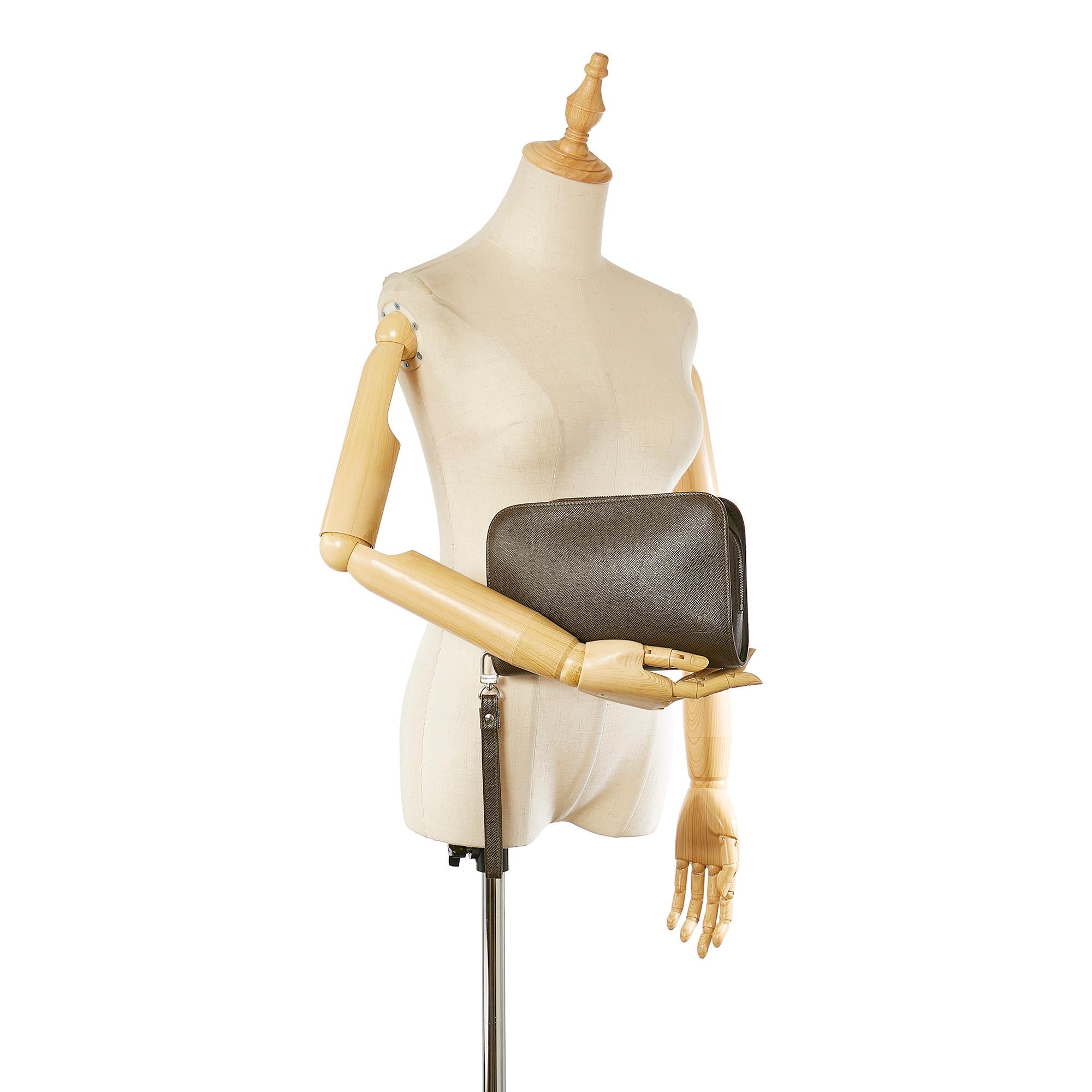Louis Vuitton Taiga Baikal (SHG-31943)