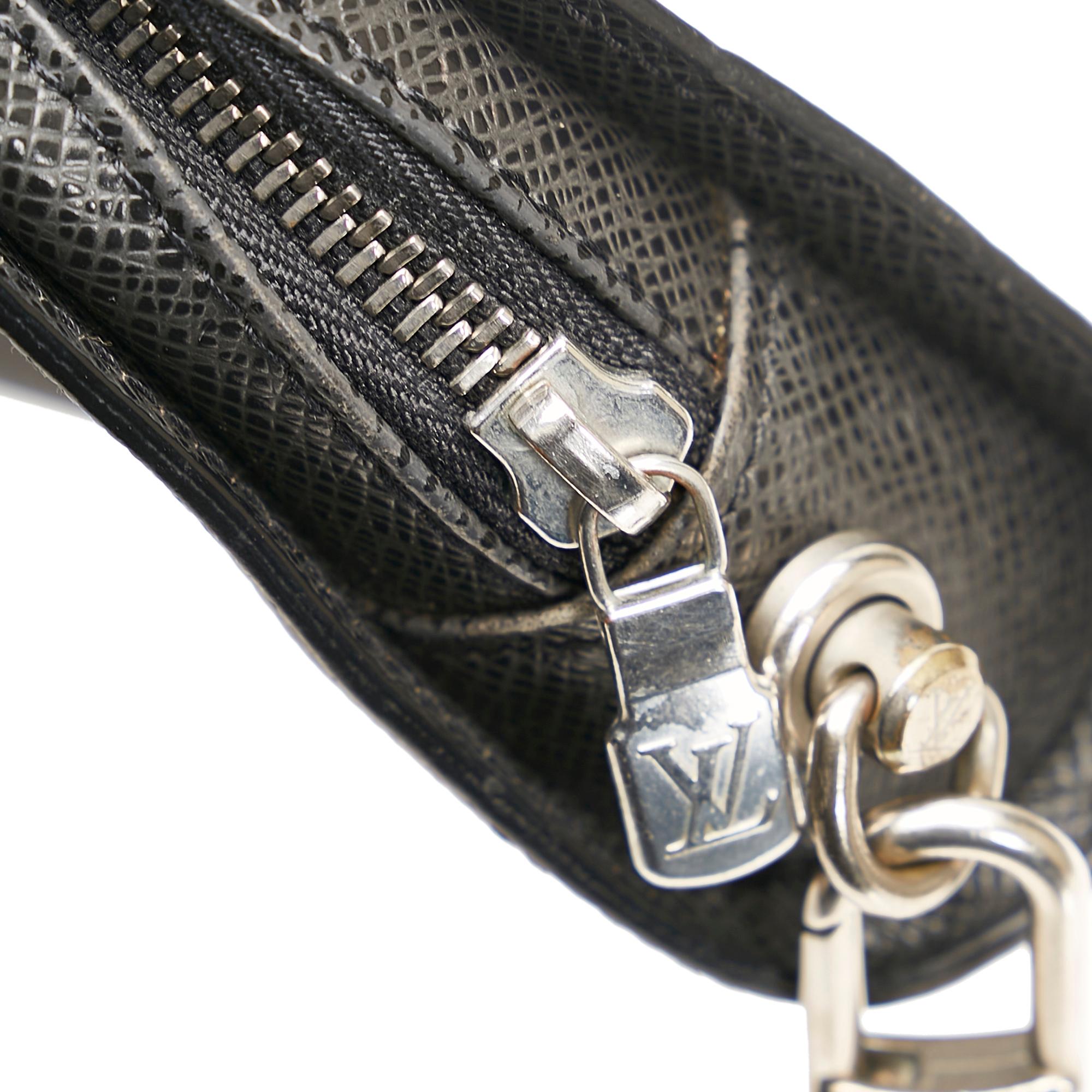 Louis Vuitton Taiga Baikal (SHG-W4Ekdo)