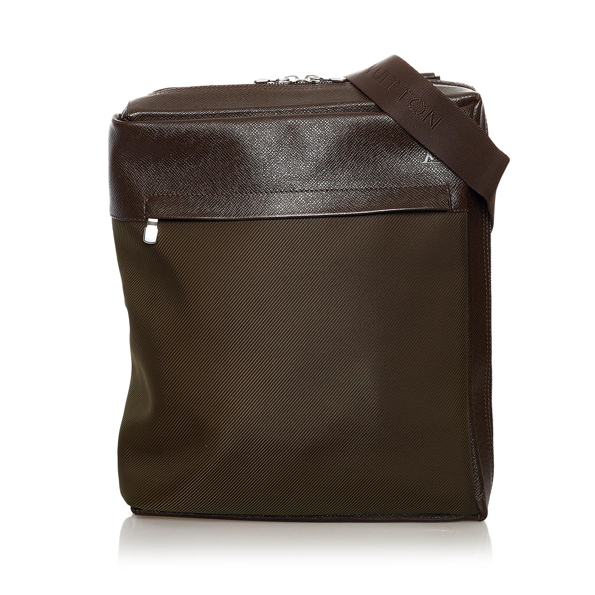 Louis Vuitton Taiga Beloukha (SHG-33800)