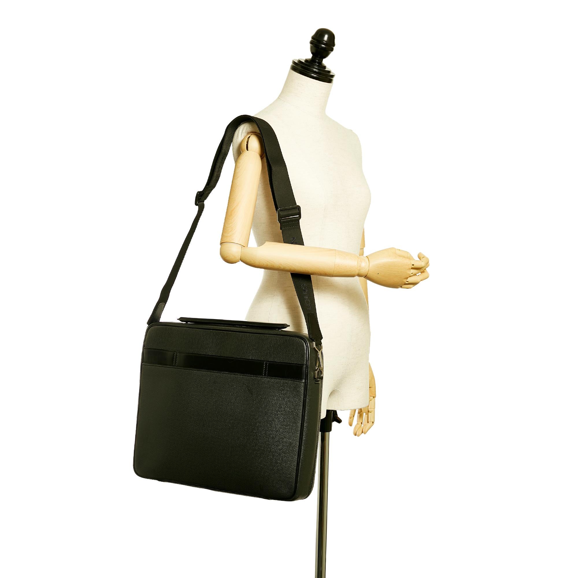 Louis Vuitton Taiga Porte Ordinateur Odessa (SHG-27869)