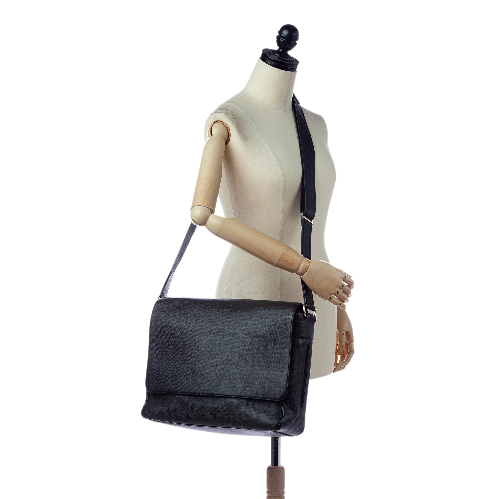 Louis Vuitton Taiga Roman MM (SHG-37437)