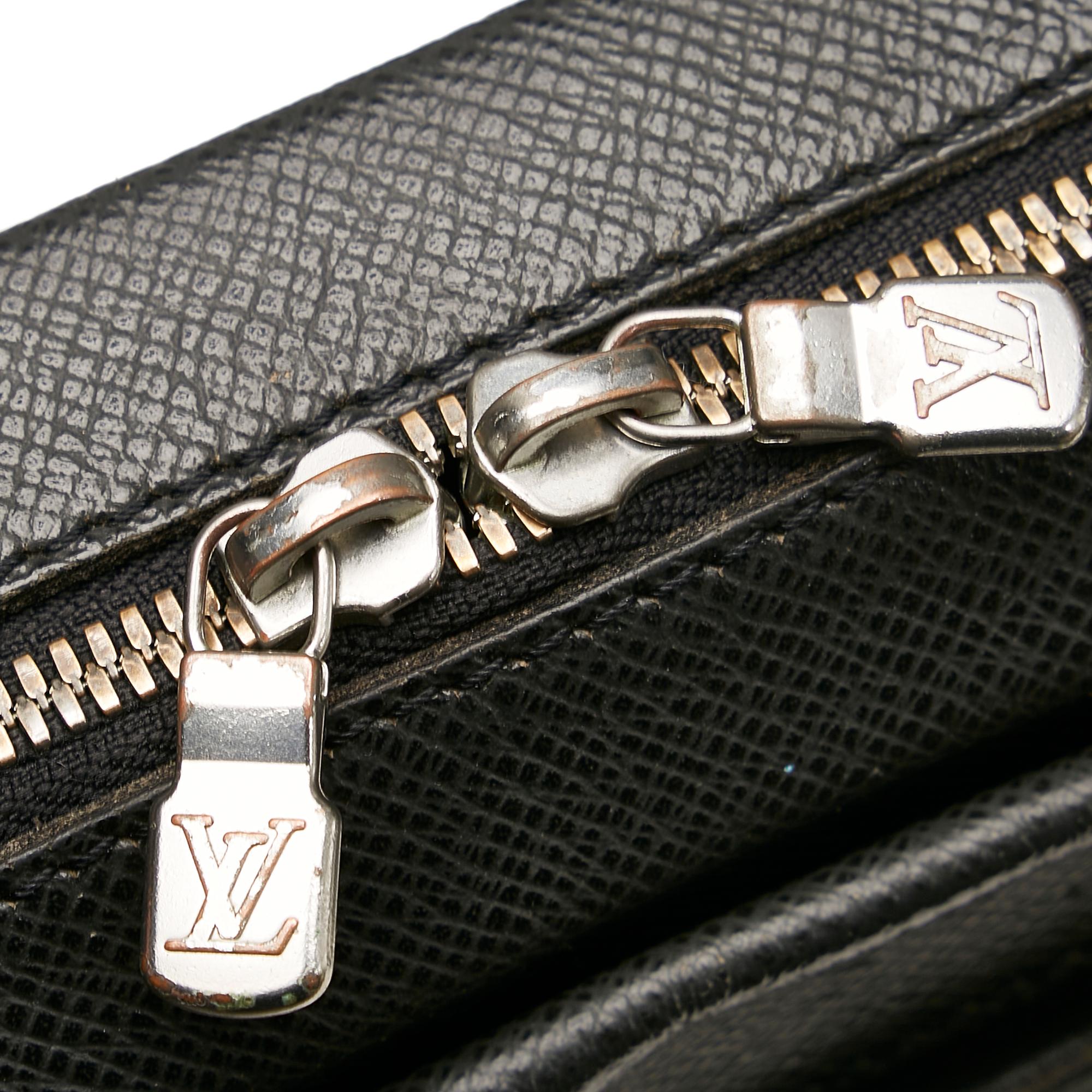 Louis Vuitton Taiga Sayan (SHG-28875)