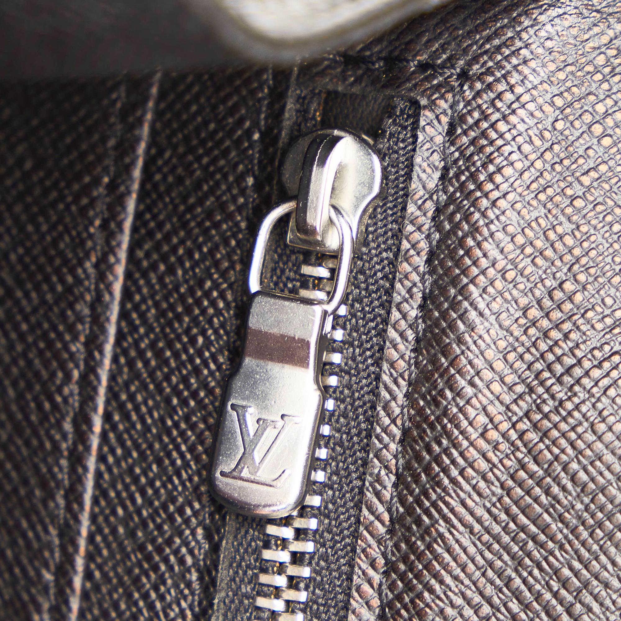 Louis Vuitton Taiga Selenga (SHG-28238)