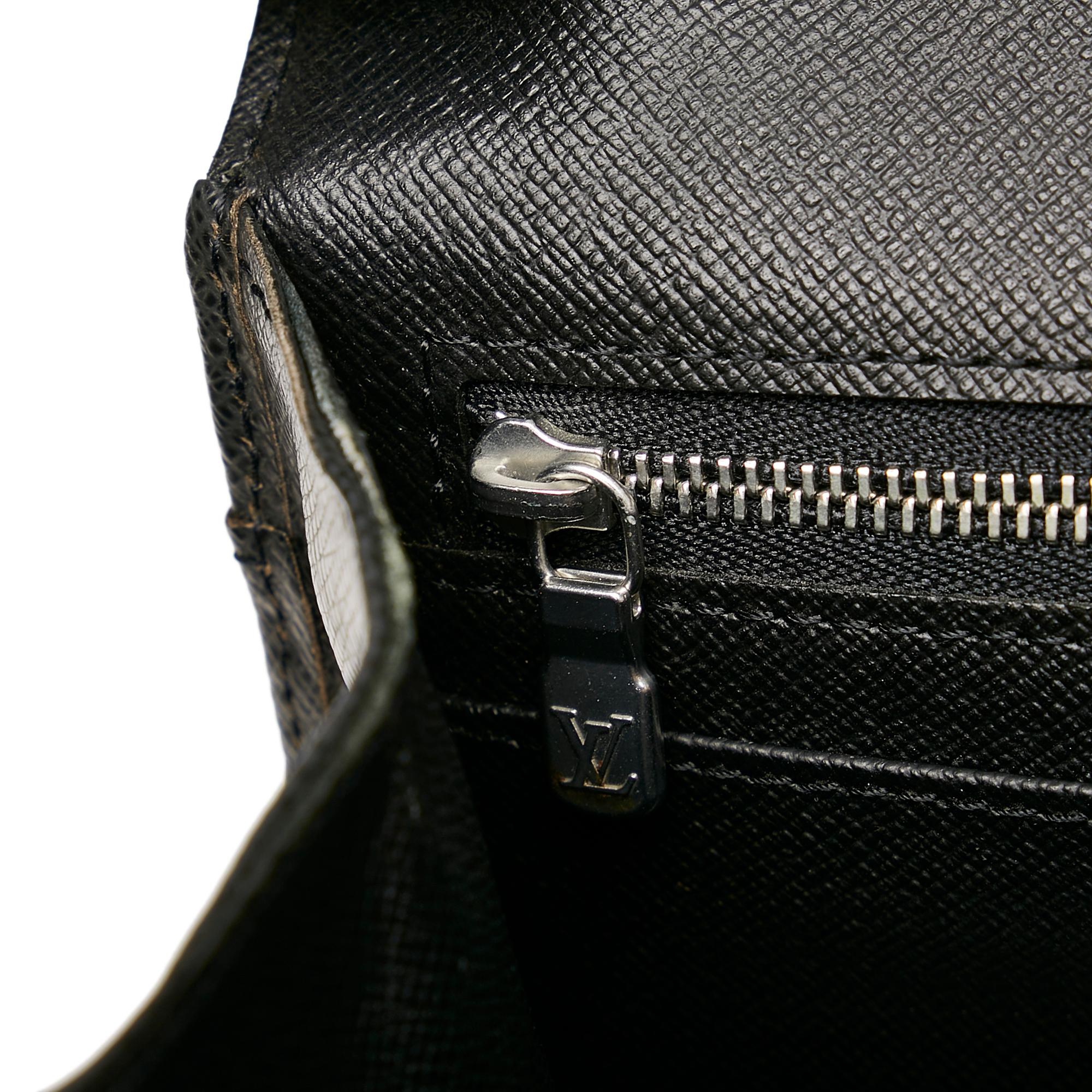 Louis Vuitton Taiga Selenga (SHG-32527)