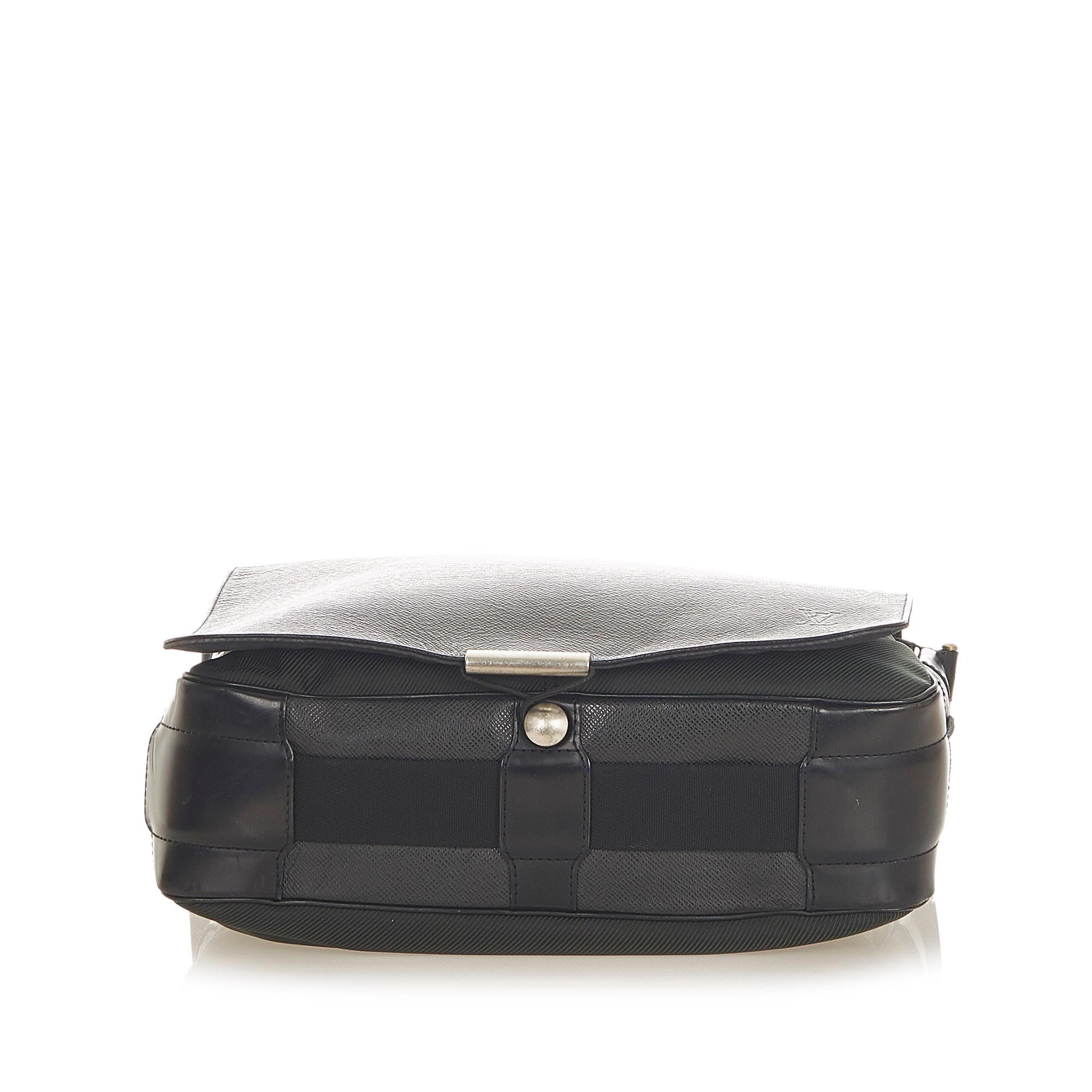 Louis Vuitton Taiga Viktor (SHG-32143)