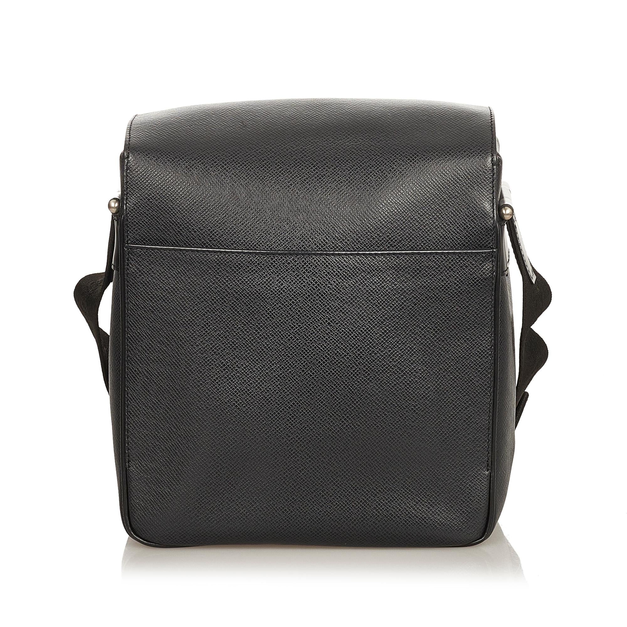 Louis Vuitton Taiga Yaranga (SHG-25474)